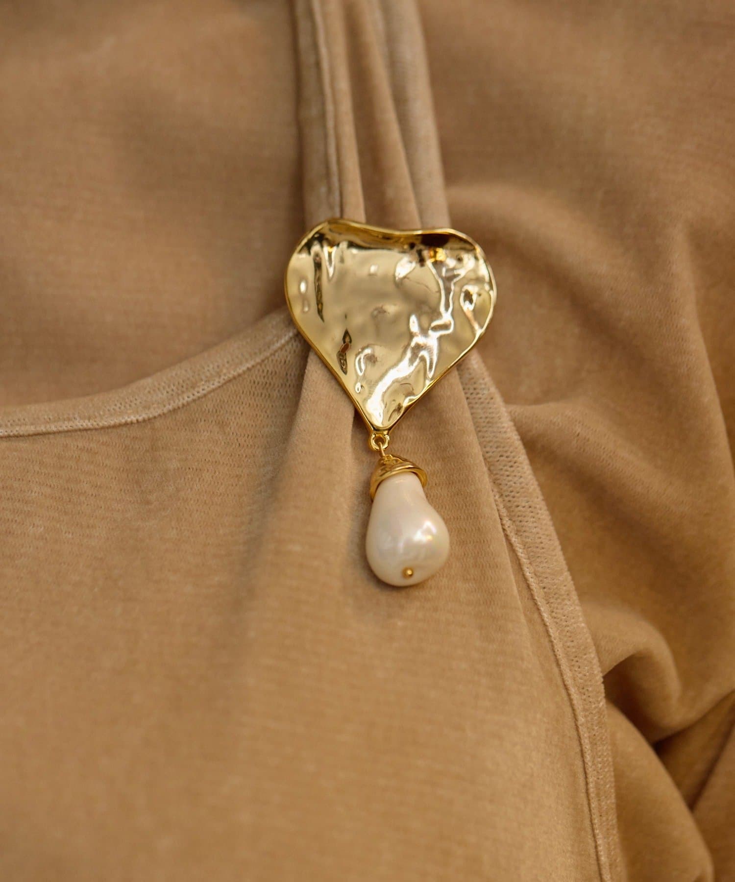 ear PAPILLONNER(イア パピヨネ) 《WEB限定》ハート×雫パールブローチ