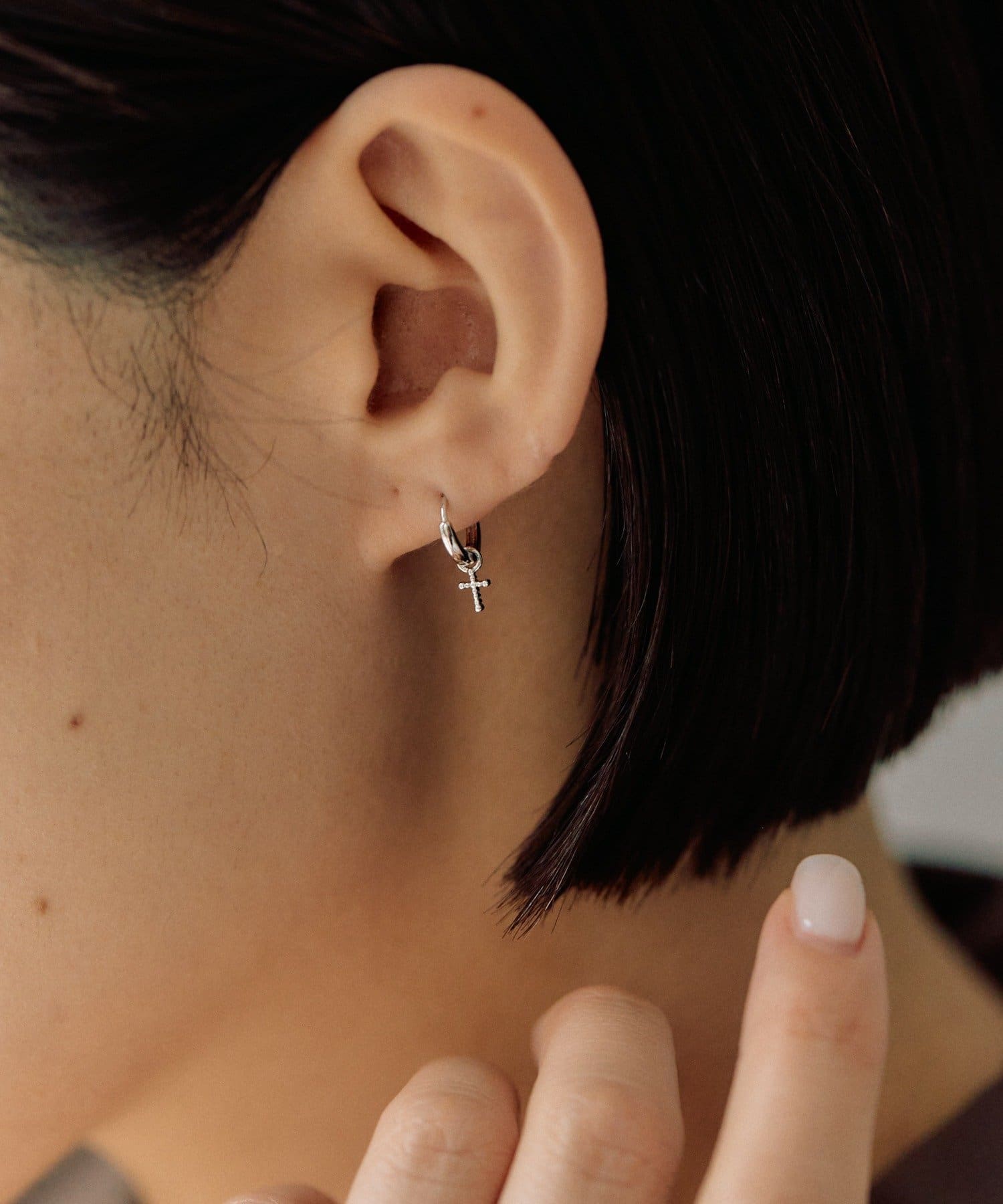 ear PAPILLONNER(イア パピヨネ) 《WEB限定/スターリングシルバー使用》》クロス付フープピアス
