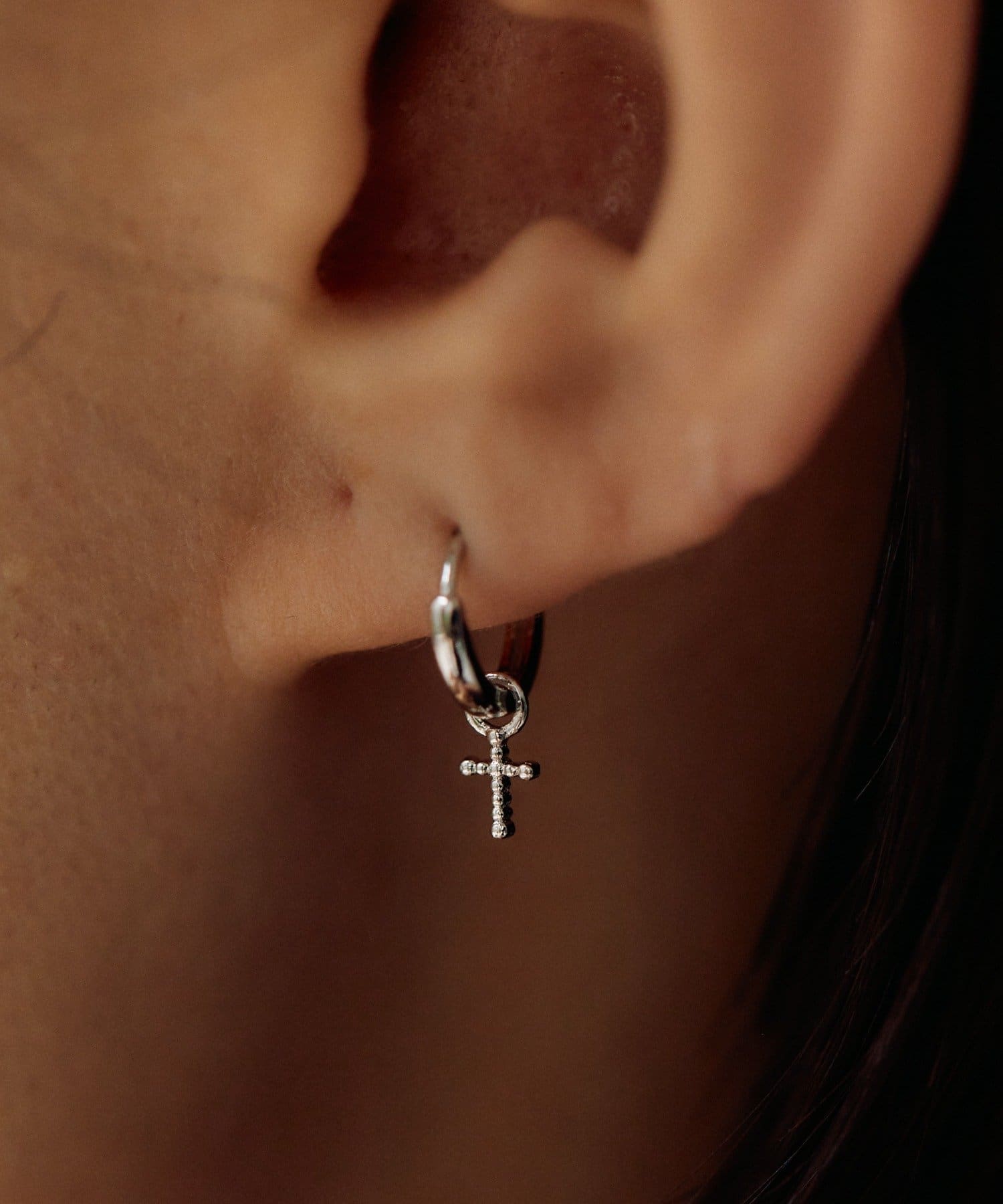 ear PAPILLONNER(イア パピヨネ) 《WEB限定/スターリングシルバー使用》》クロス付フープピアス