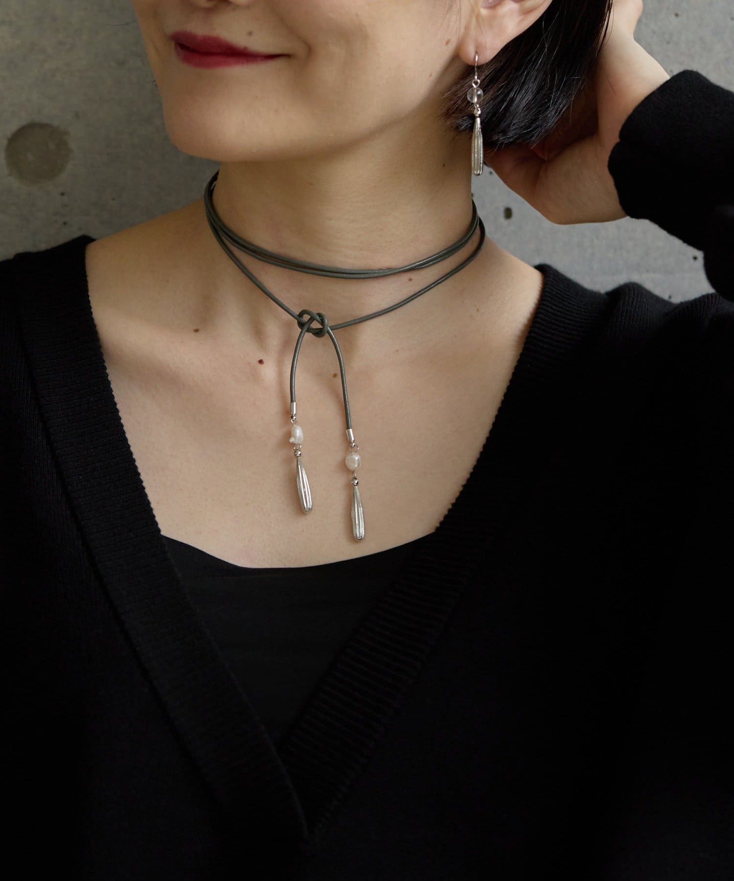 ear PAPILLONNER(イア パピヨネ) ドロップ付レザーコードネックレス