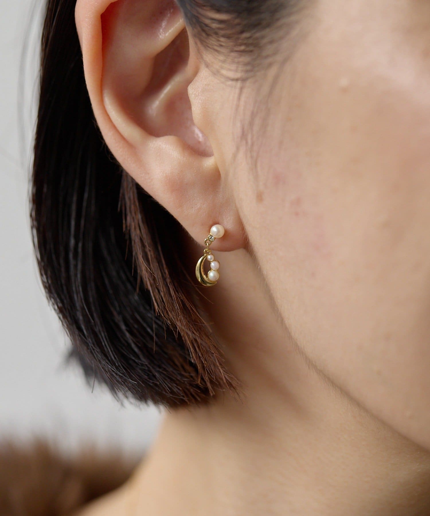 ear PAPILLONNER(イア パピヨネ) 《チタンポスト》スリーパールピアス