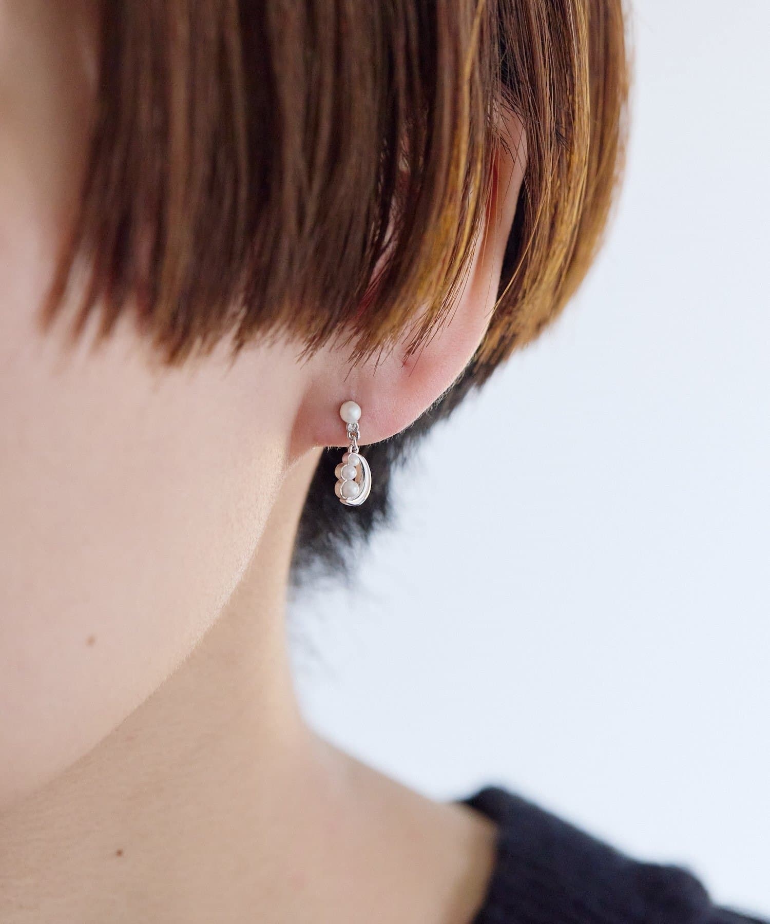 ear PAPILLONNER(イア パピヨネ) 《チタンポスト》スリーパールピアス
