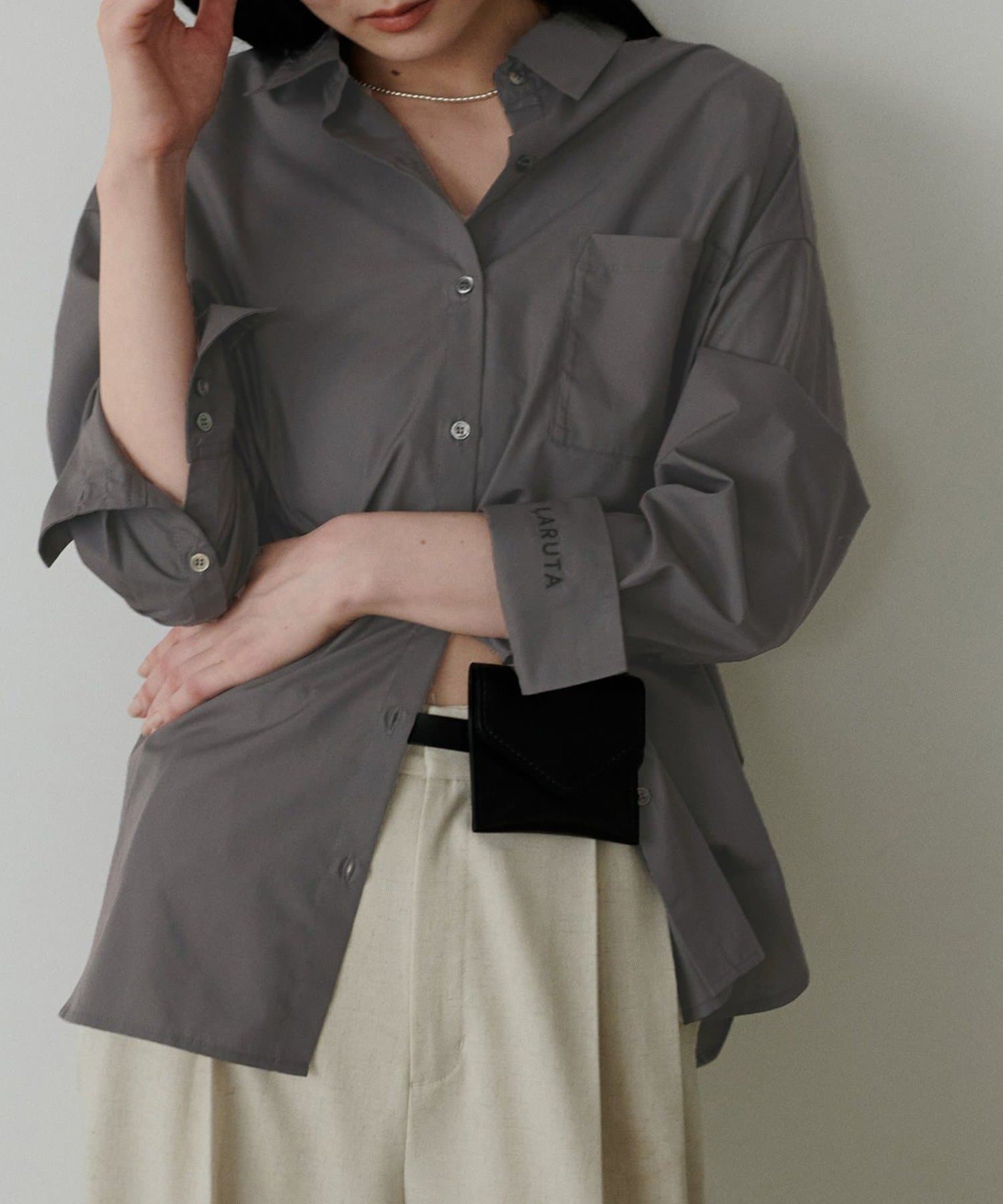 NICE CLAUP / OLIVE des OLIVE OUTLET(ナイスクラップ  / オリーブ デ オリーブ アウトレット) 【LARUTA】ちびロゴ刺しゅうベーシックシャツ