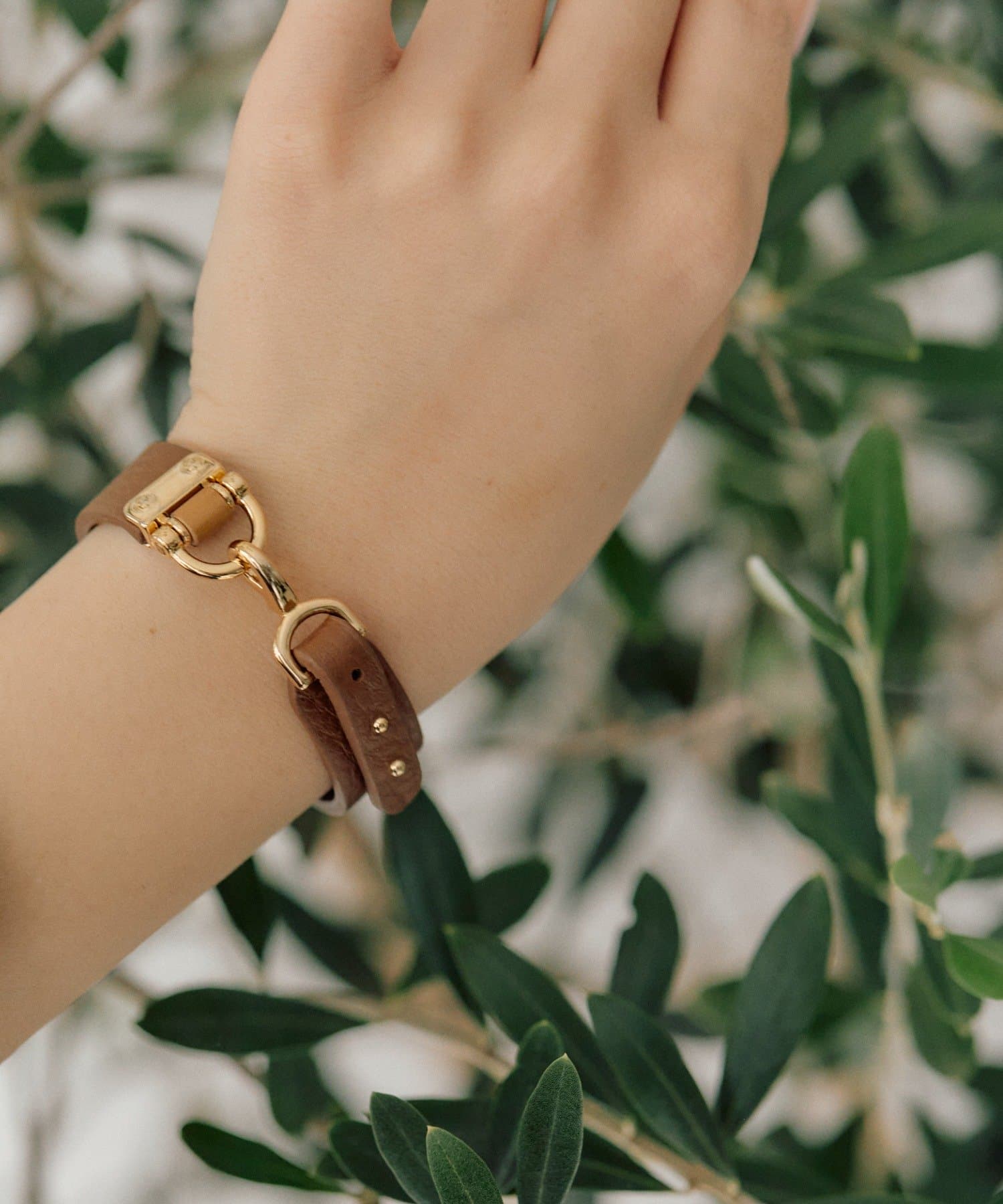 ear PAPILLONNER(イア パピヨネ) 《牛革》バックルレザーブレスレット