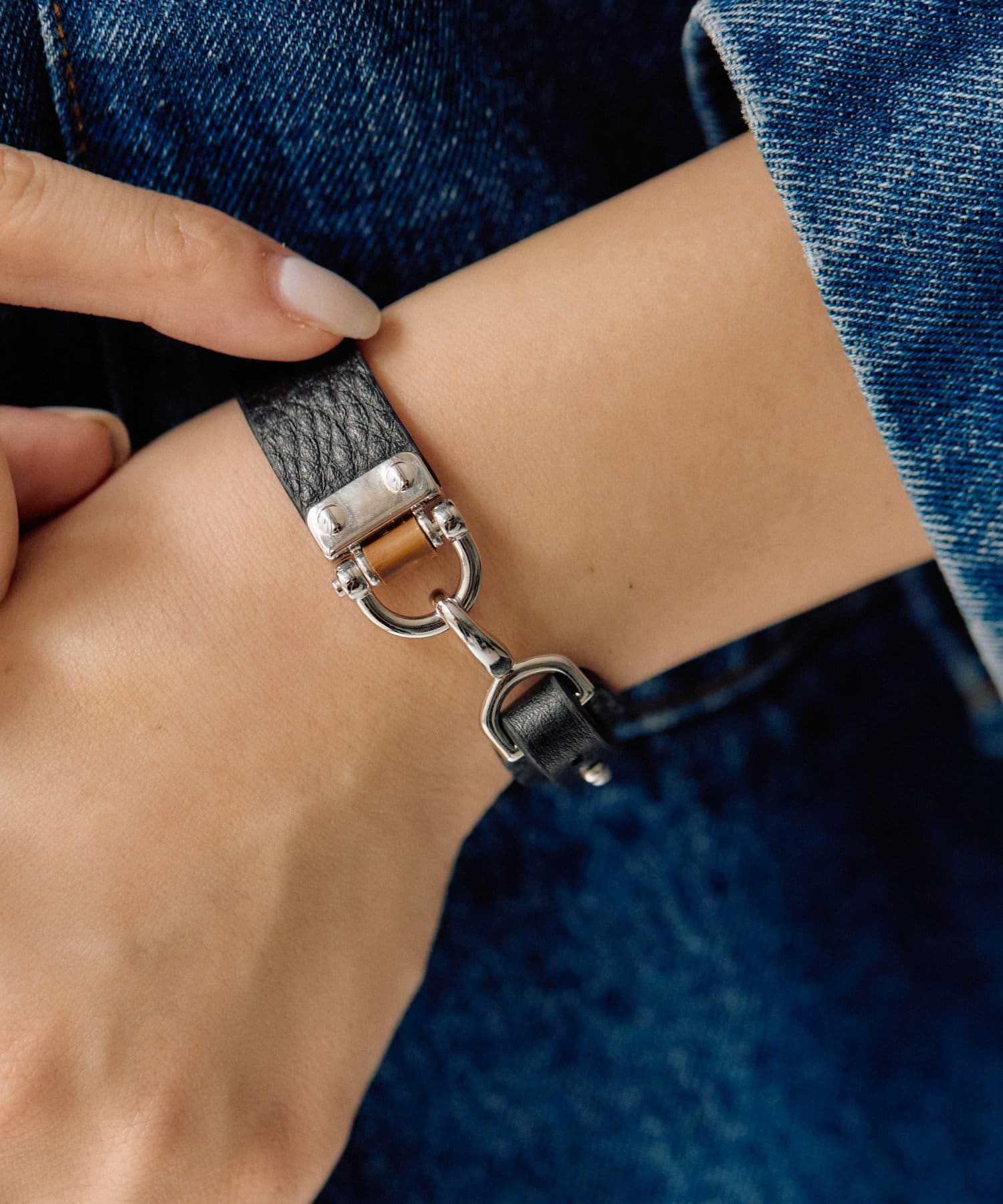 ear PAPILLONNER(イア パピヨネ) 《牛革》バックルレザーブレスレット