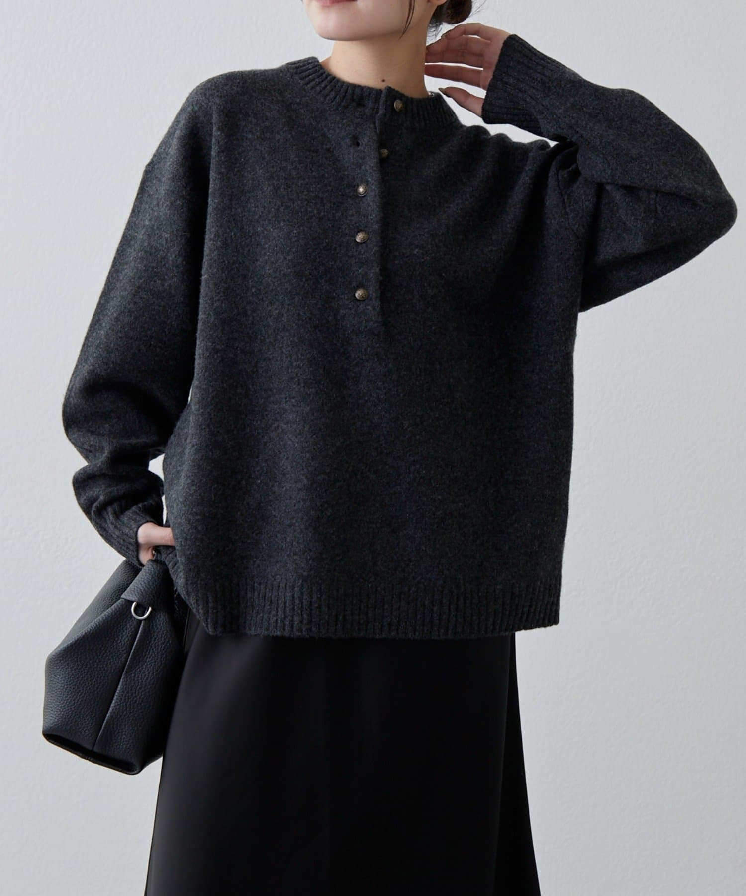 Lui's(ルイス) ウォッシャブルウールフロントボタンニット