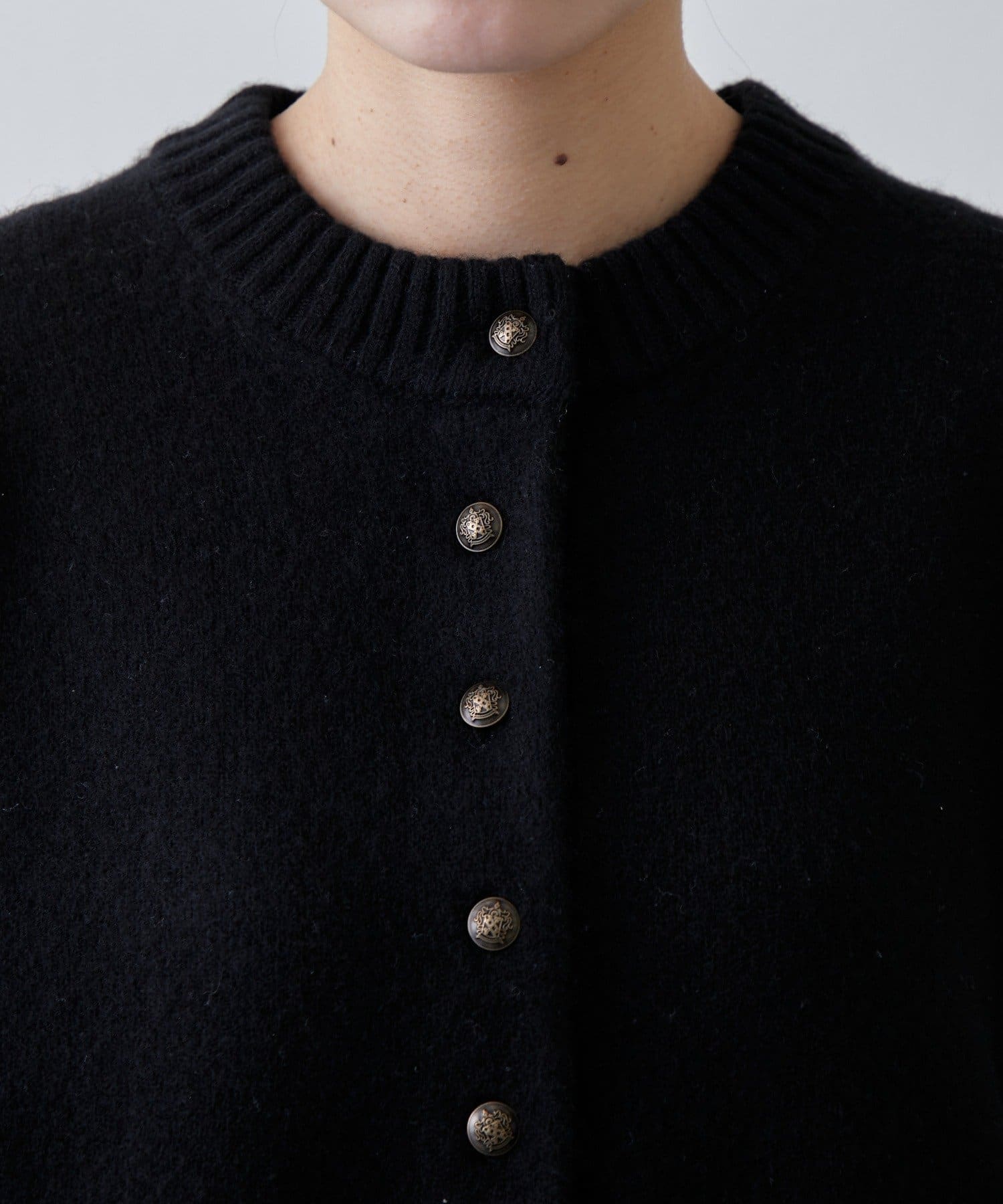 Lui's(ルイス) ウォッシャブルウールフロントボタンニット