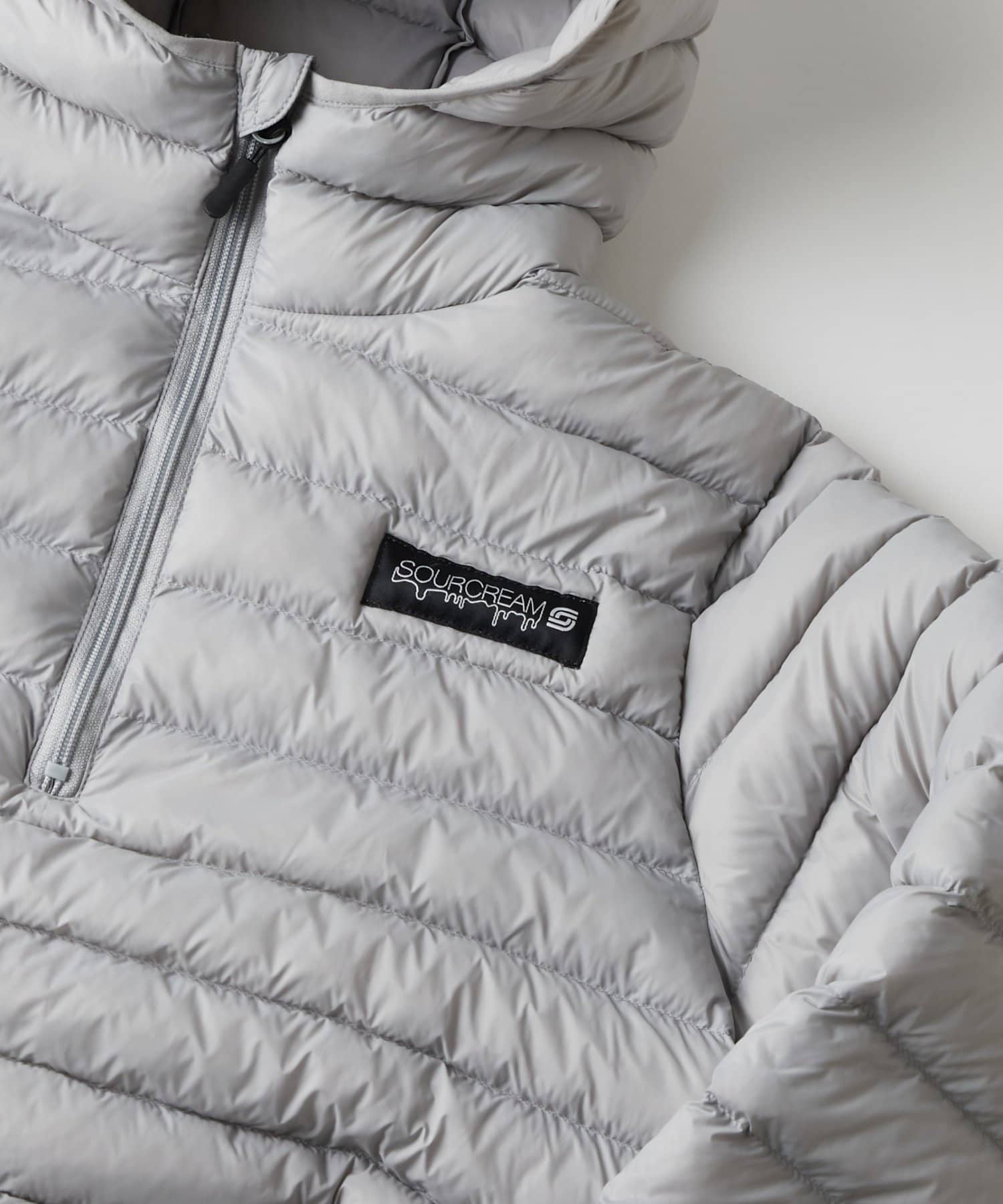 WHO’S WHO gallery(フーズフーギャラリー) 【Sourcream/サワークリーム】中綿ハーフジップフードプルオーバー