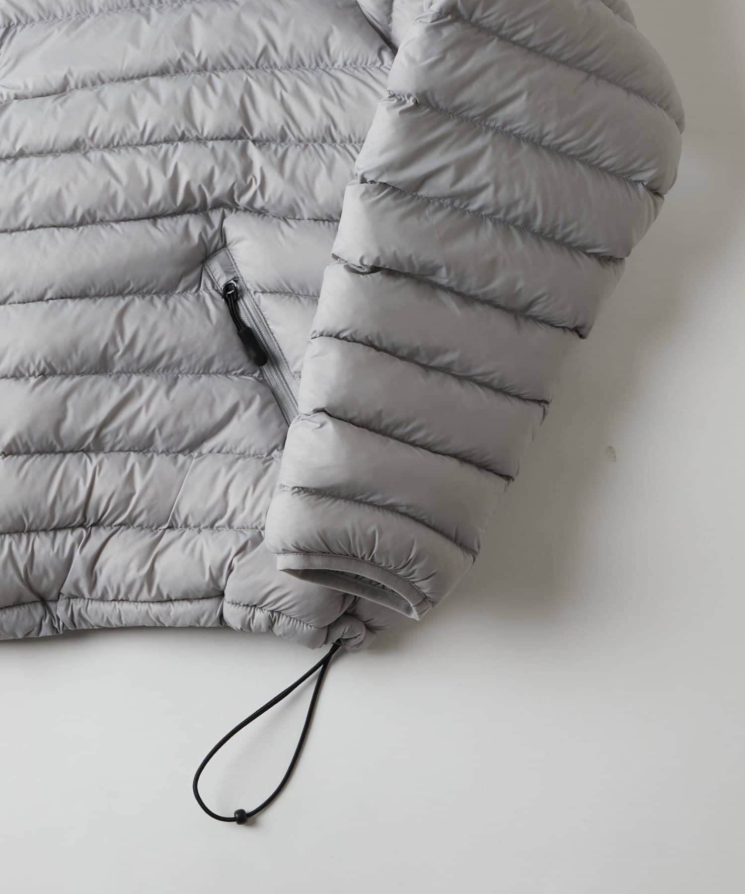 WHO’S WHO gallery(フーズフーギャラリー) 【Sourcream/サワークリーム】中綿ハーフジップフードプルオーバー