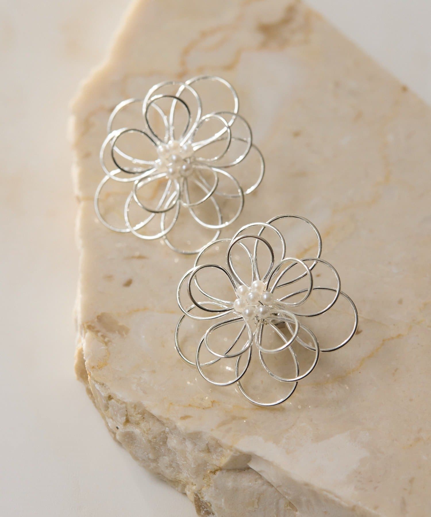 ear PAPILLONNER(イア パピヨネ) 《オケージョン/花/パール》ワイヤーフラワーピアス