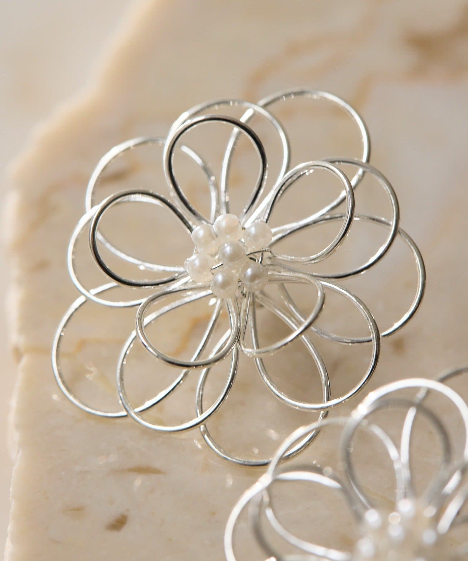 ear PAPILLONNER(イア パピヨネ) 《オケージョン/花/パール》ワイヤーフラワーピアス