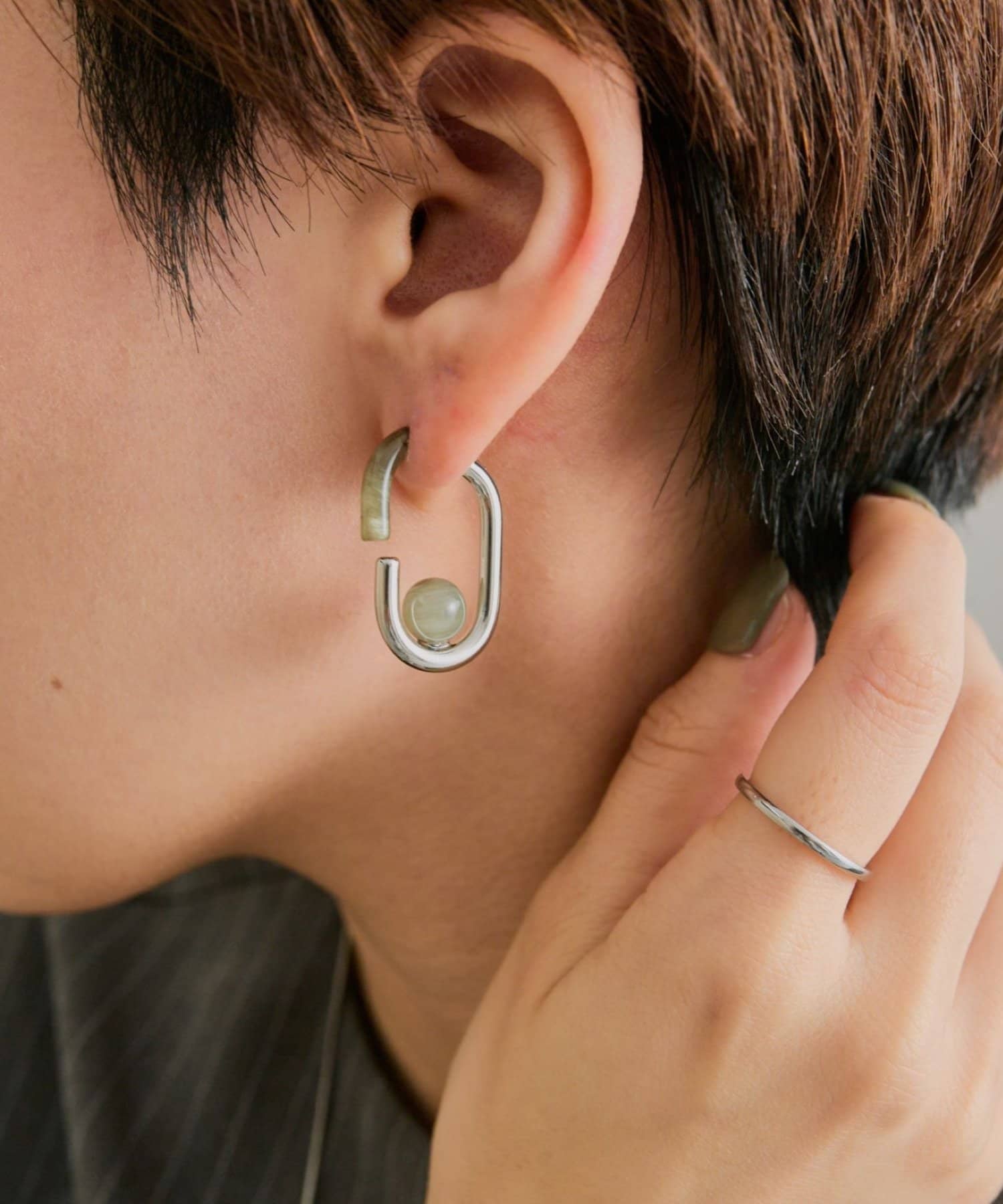 ear PAPILLONNER(イア パピヨネ) 《チタンポスト》バックフープ樹脂ピアス