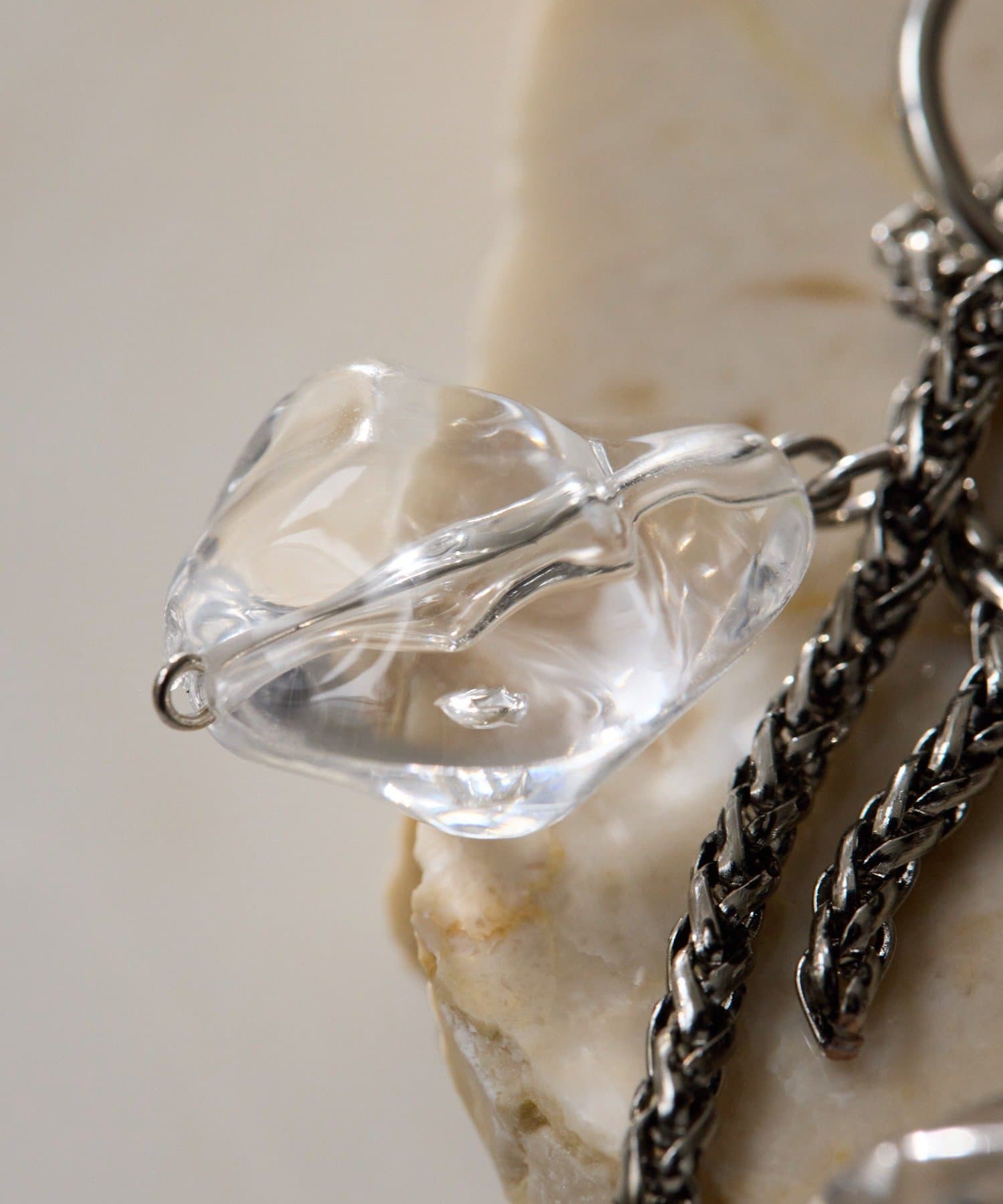 ear PAPILLONNER(イア パピヨネ) チェーン×クリア樹脂ピアス