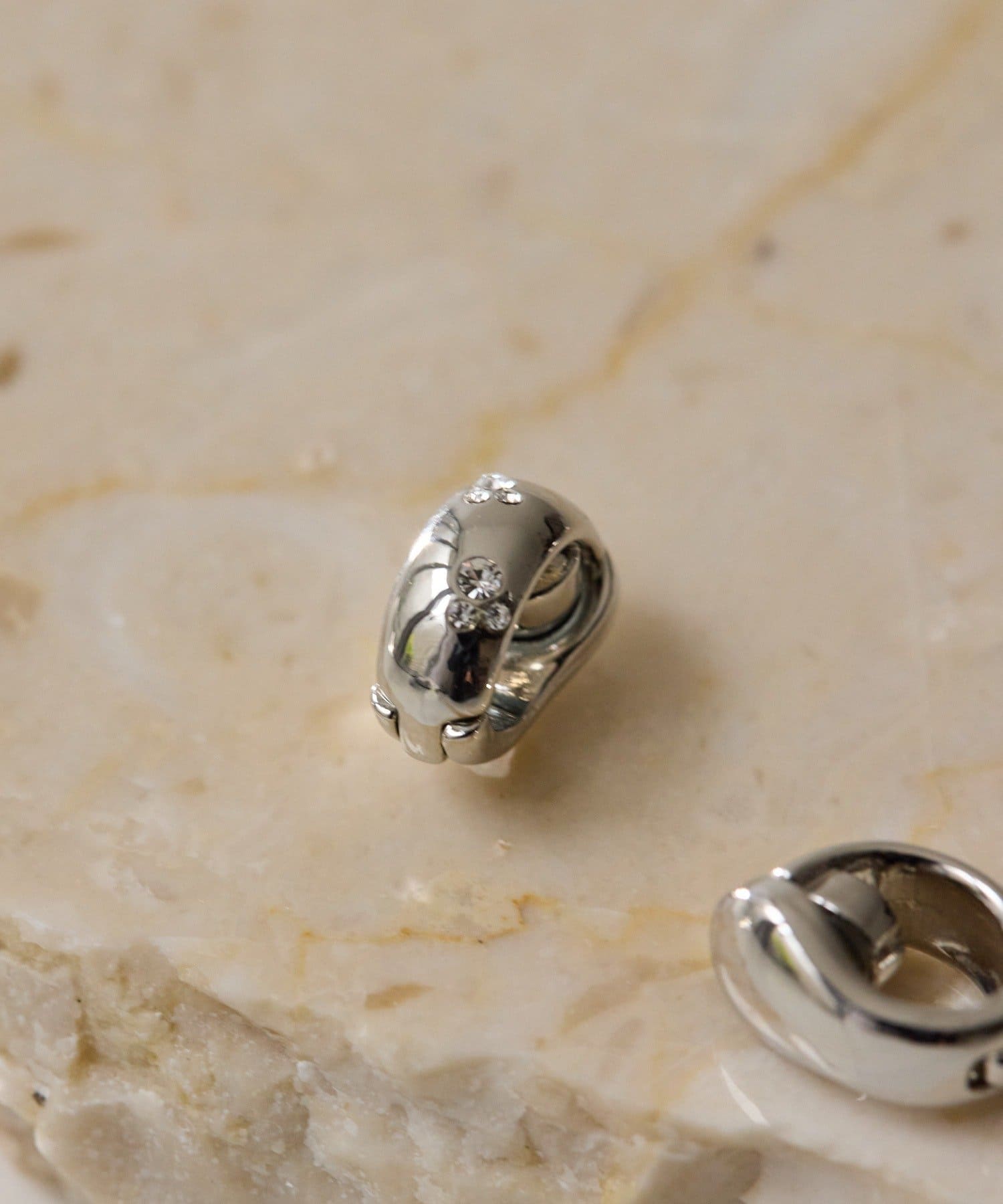 ear PAPILLONNER(イア パピヨネ) キラキラマグネットイヤーカフ/イヤリング