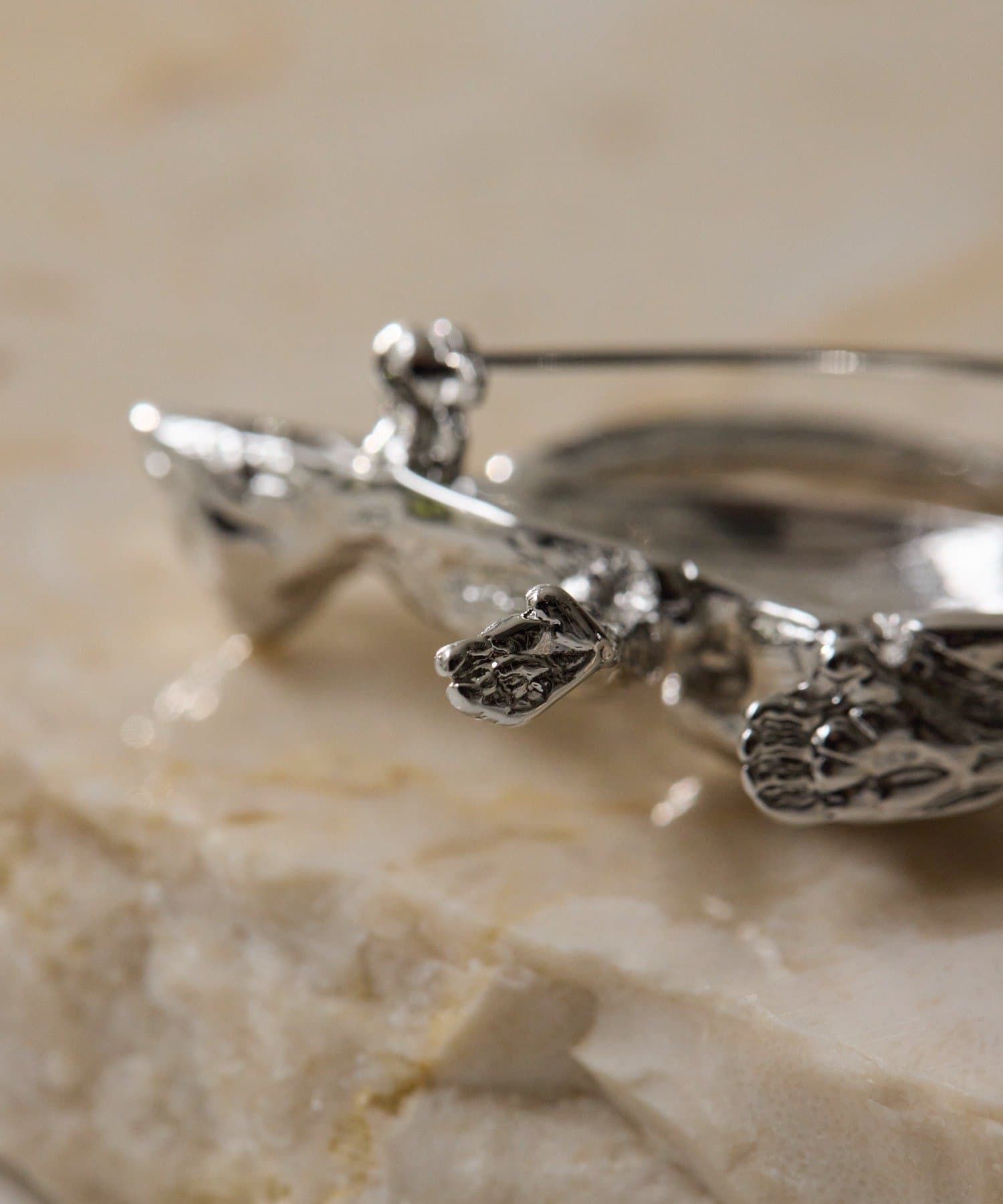 ear PAPILLONNER(イア パピヨネ) リアルアニマルブローチ