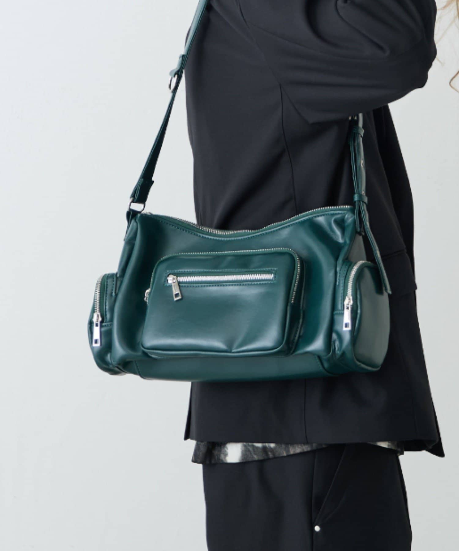 OUTLET(アウトレット) 【Lui's】【Neucon】マルチポケットレザーショルダーバッグ