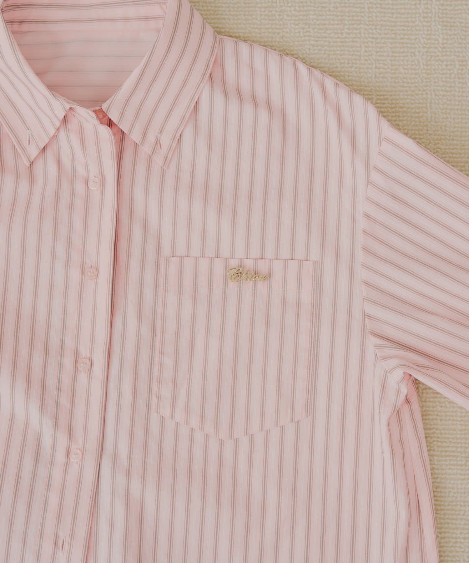 Chico(チコ) 【11/13(木)0:00販売開始】ブローチ付きストライプルーズシャツ