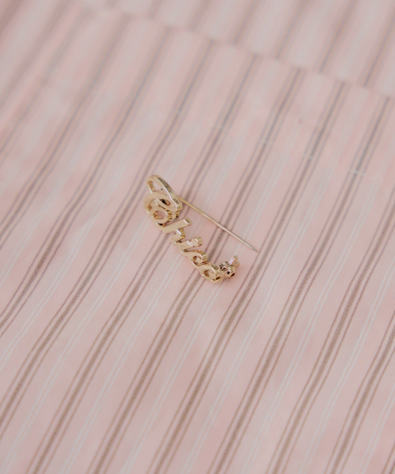 Chico(チコ) ブローチ付きストライプルーズシャツ