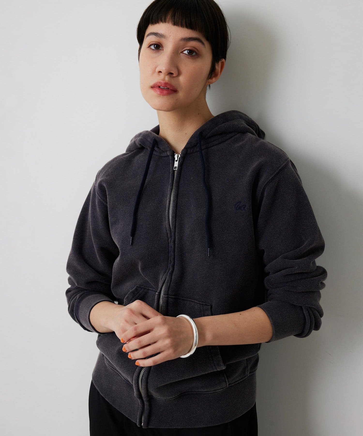 Whim Gazette(ウィム ガゼット) ロゴ刺繍パーカー