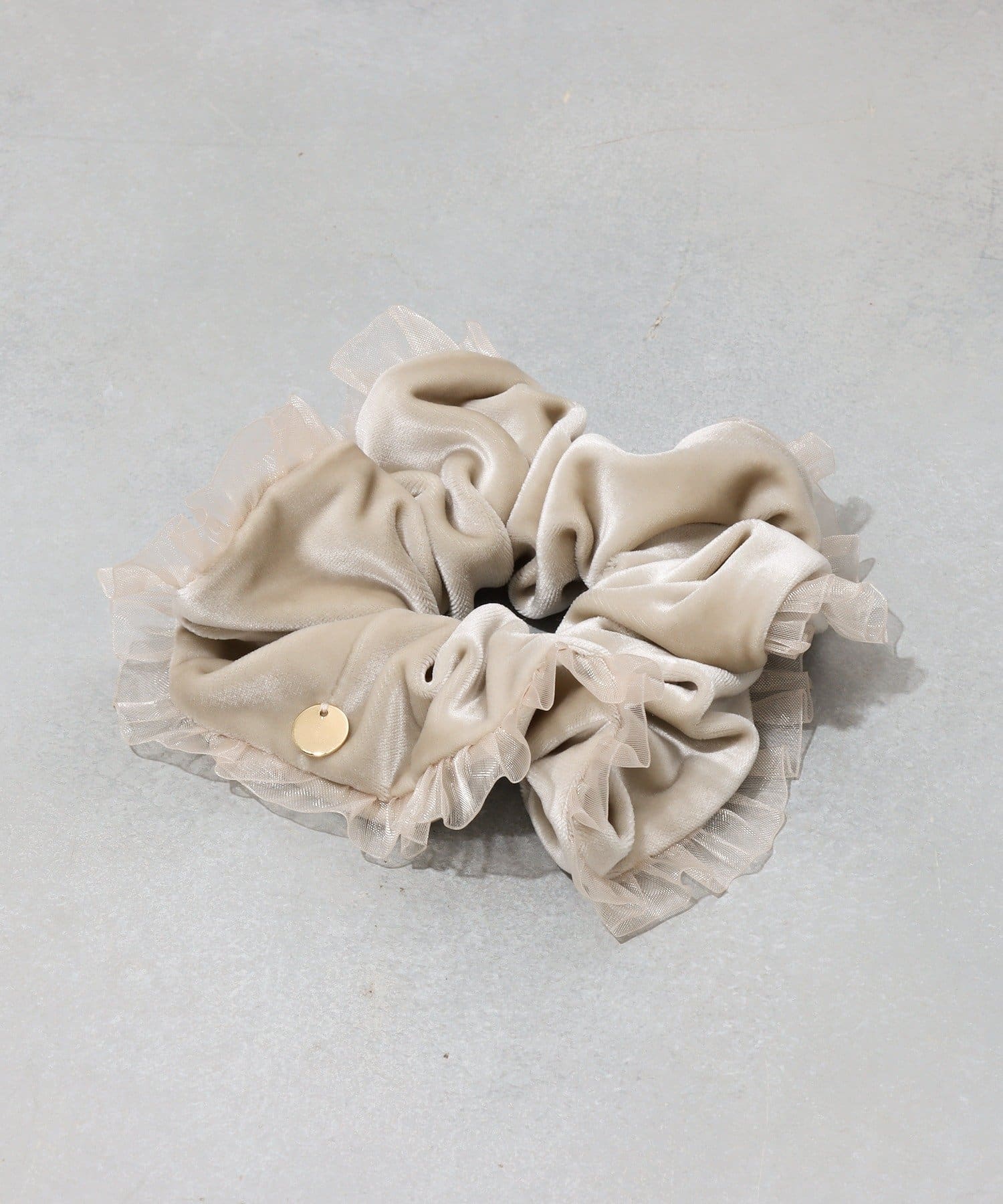 3COINS(スリーコインズ) フチチュールベロアシュシュ