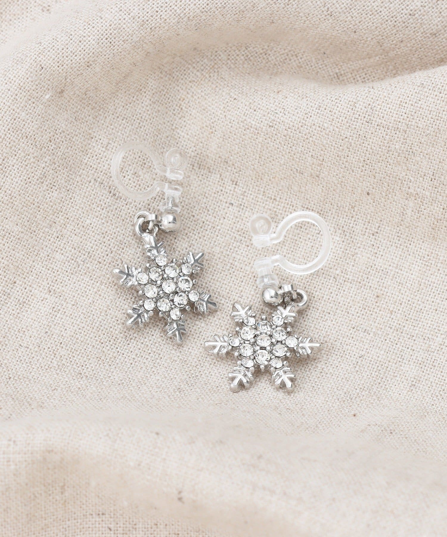 3COINS(スリーコインズ) スノーフレイク樹脂イヤリング／KIDS
