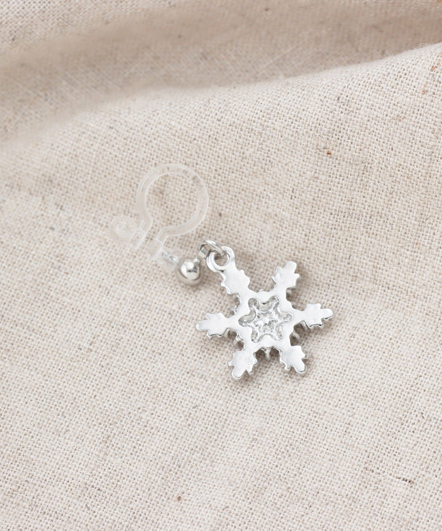 3COINS(スリーコインズ) スノーフレイク樹脂イヤリング／KIDS