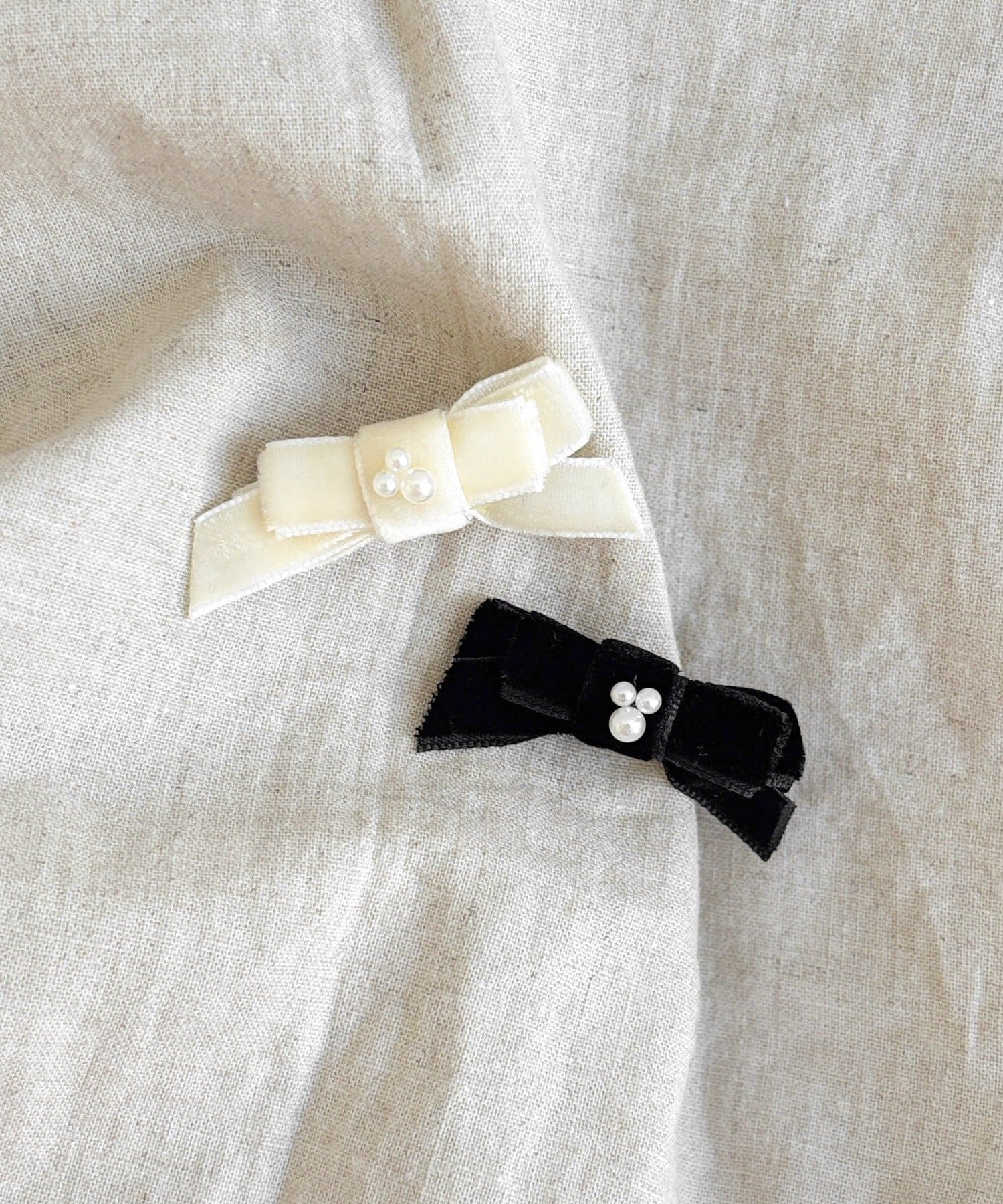 3COINS(スリーコインズ) ミニパールベロアリボンクリップ2個セット／KIDS