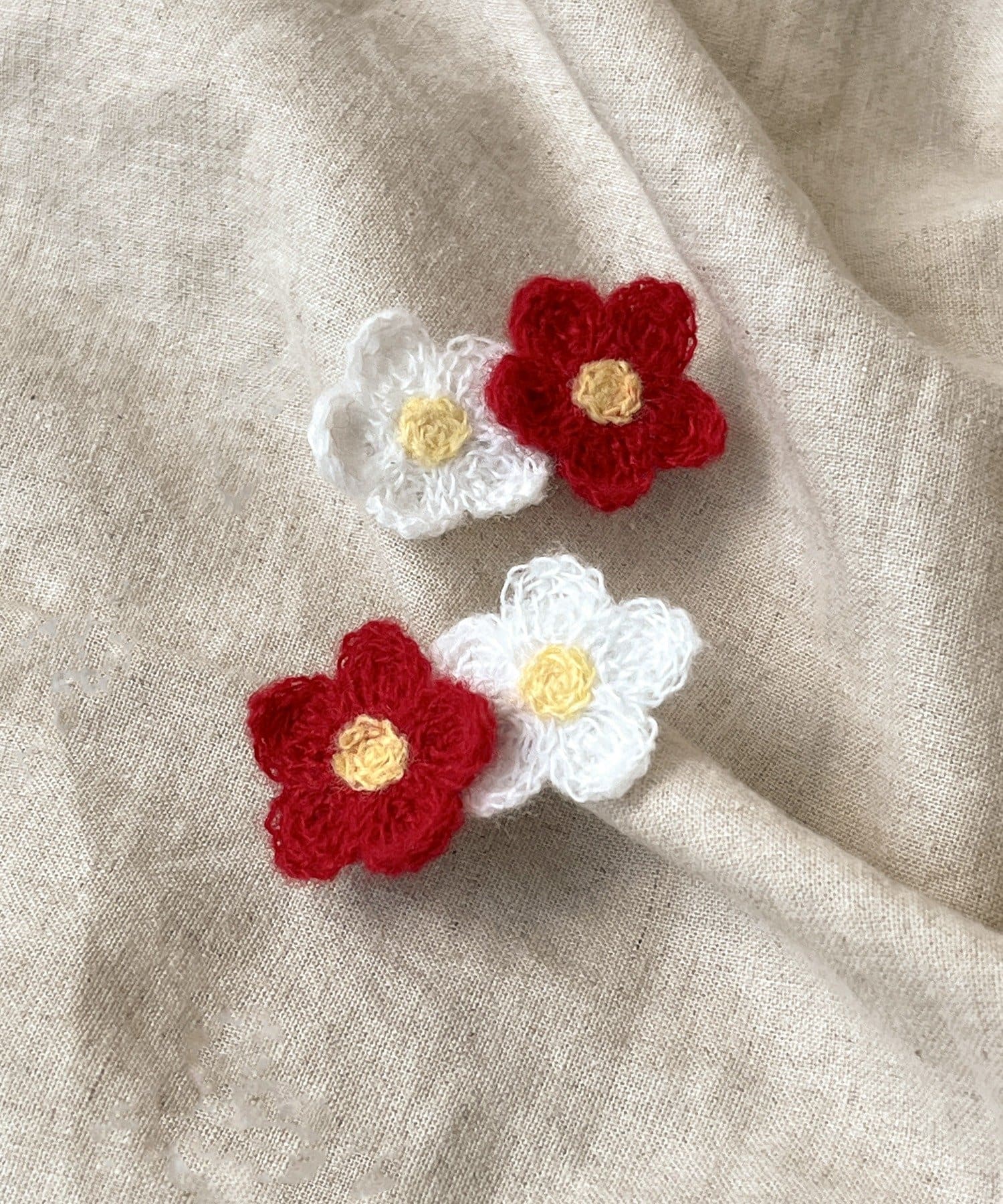 3COINS(スリーコインズ) 紅白フラワークリップ2個セット／KIDS