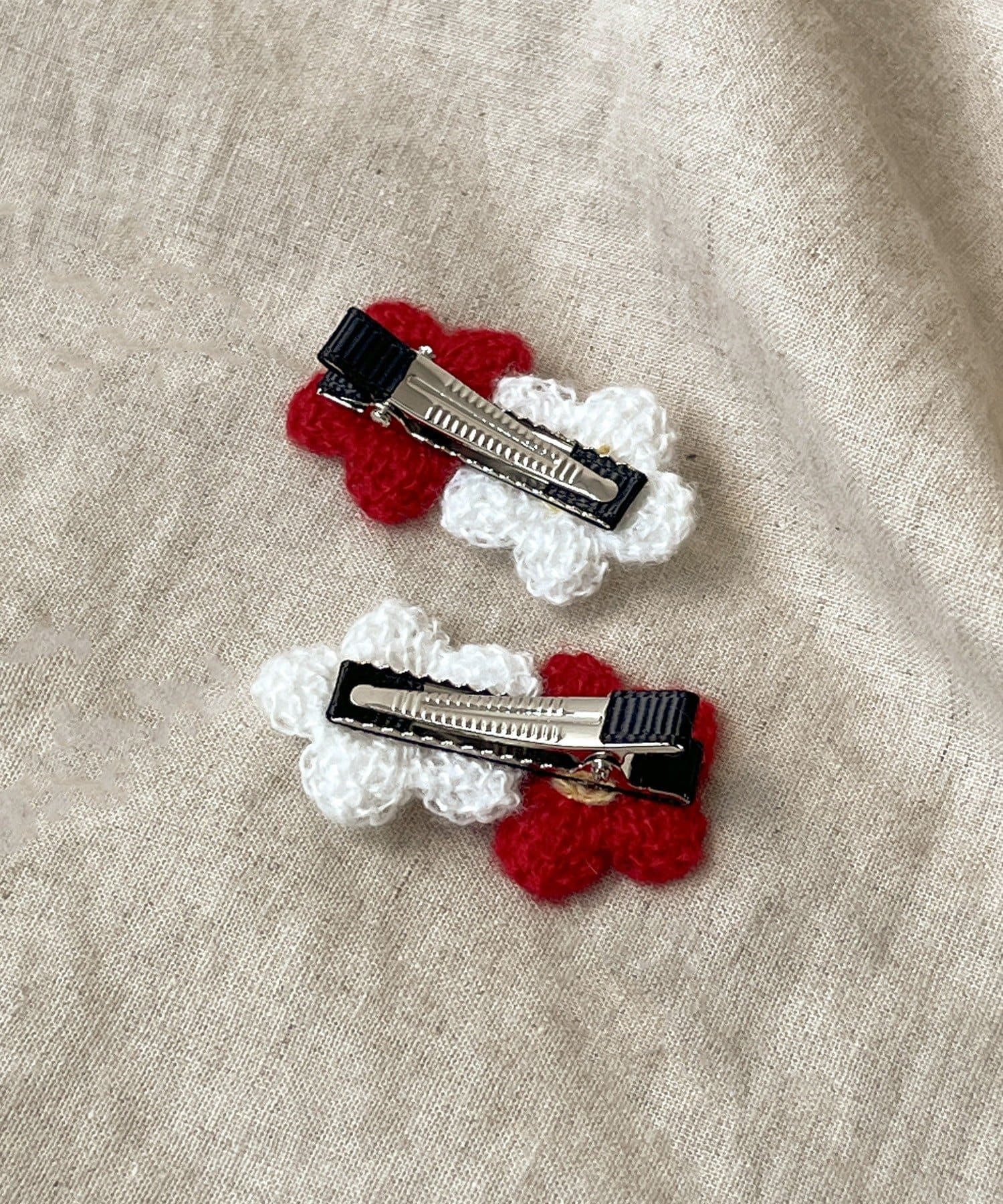 3COINS(スリーコインズ) 紅白フラワークリップ2個セット／KIDS