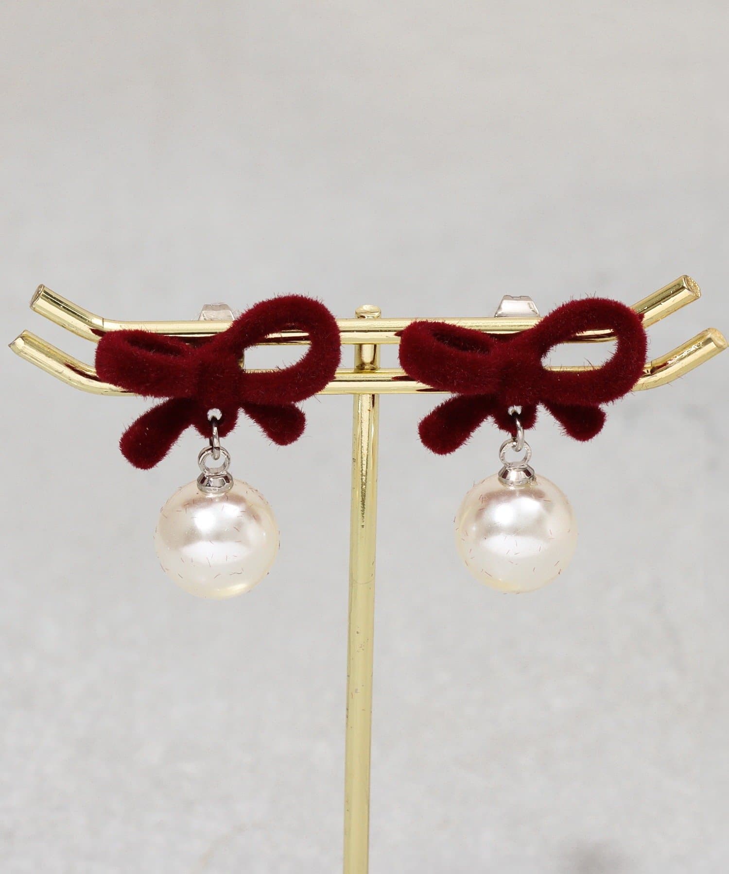 3COINS(スリーコインズ) フロッキーリボンパールピアス