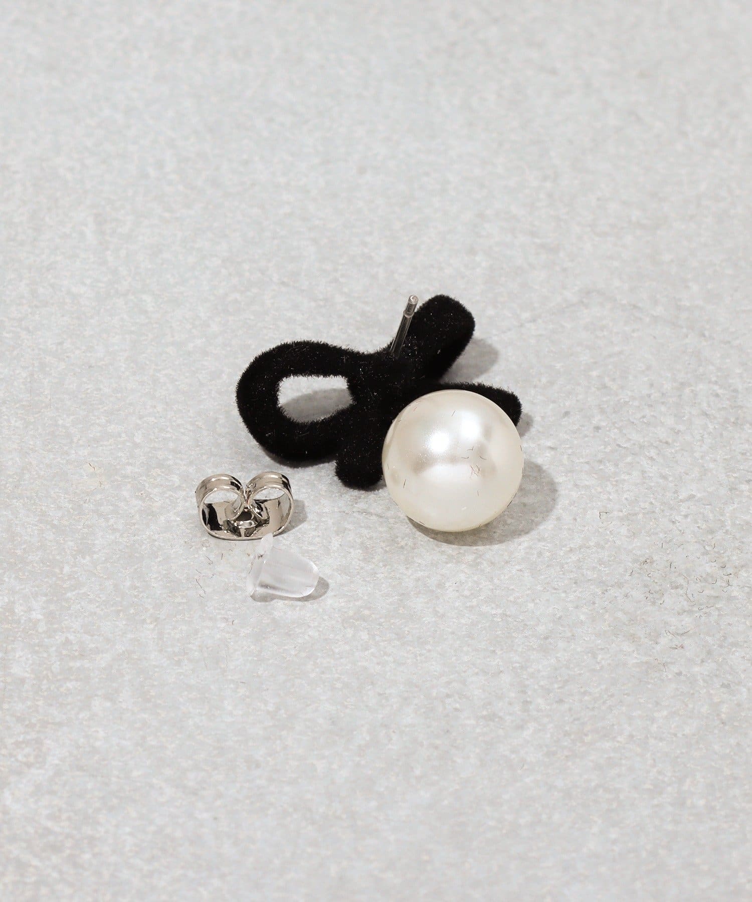 3COINS(スリーコインズ) フロッキーリボンパールピアス