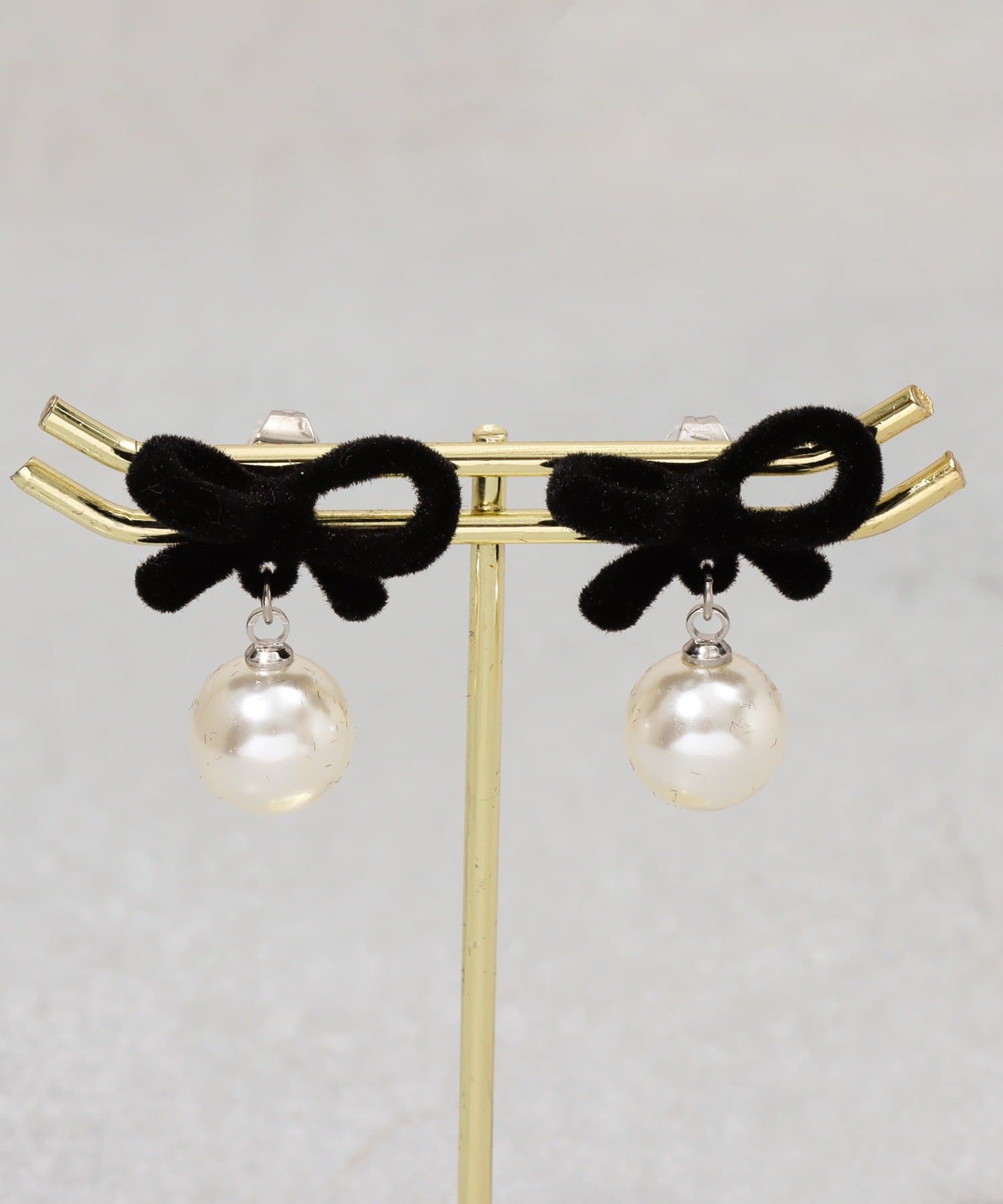 3COINS(スリーコインズ) フロッキーリボンパールピアス