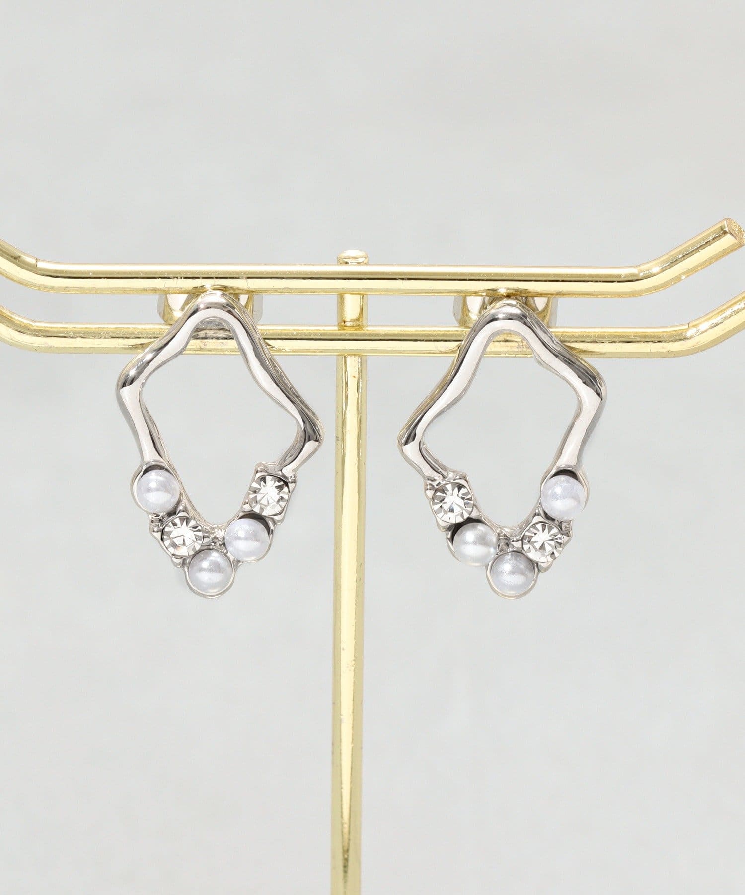 3COINS(スリーコインズ) ストーンパール付メタルピアス