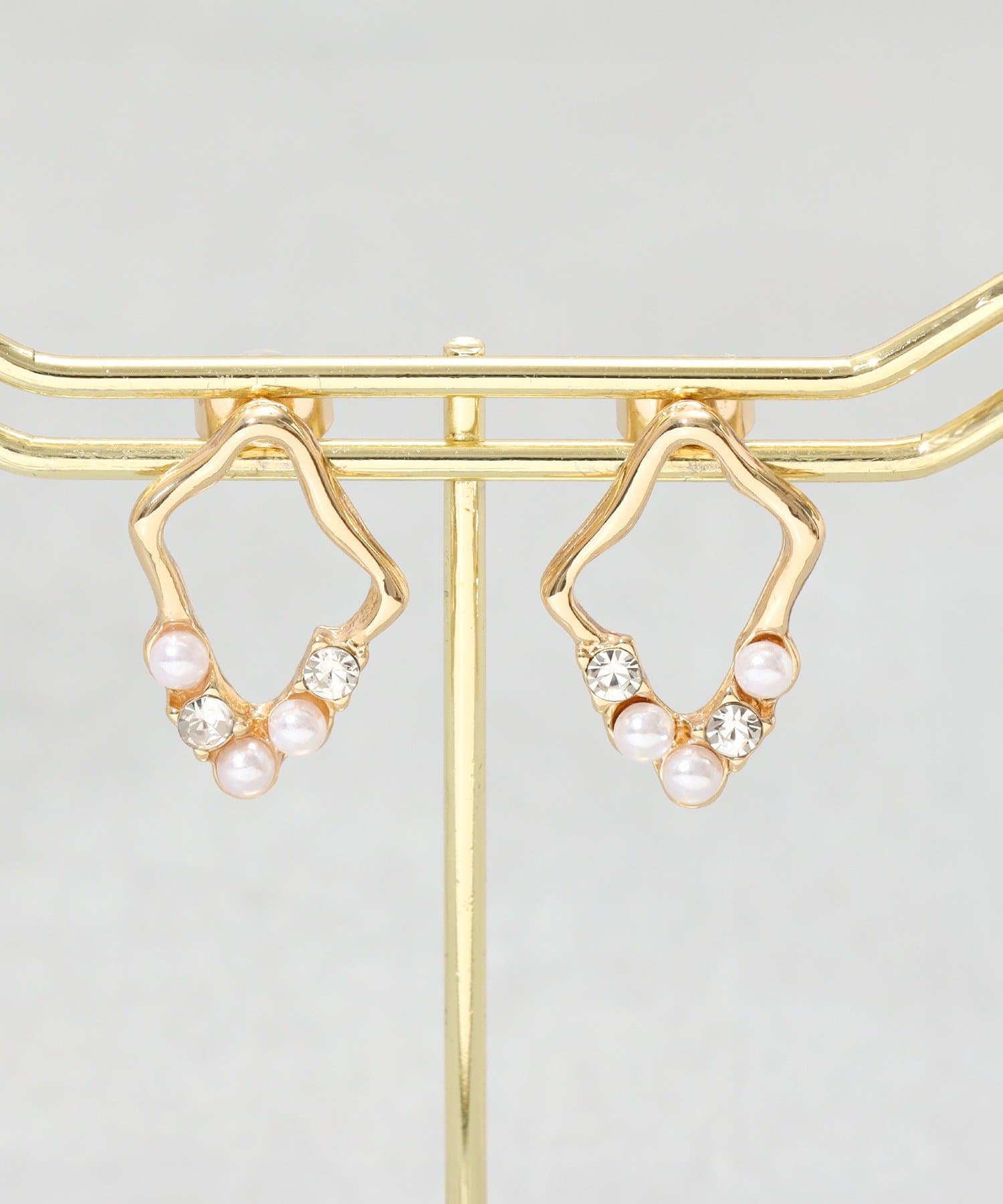 3COINS(スリーコインズ) ストーンパール付メタルピアス