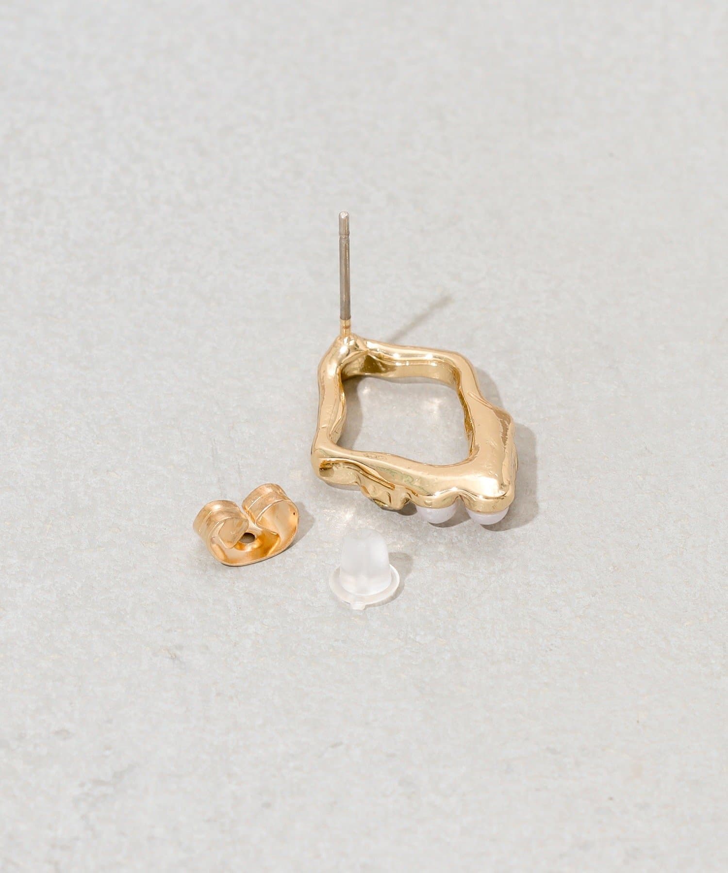 3COINS(スリーコインズ) ストーンパール付メタルピアス