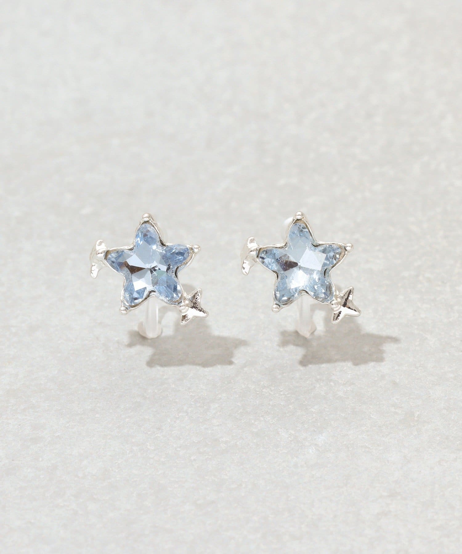 3COINS(スリーコインズ) ブルースター樹脂イヤリング