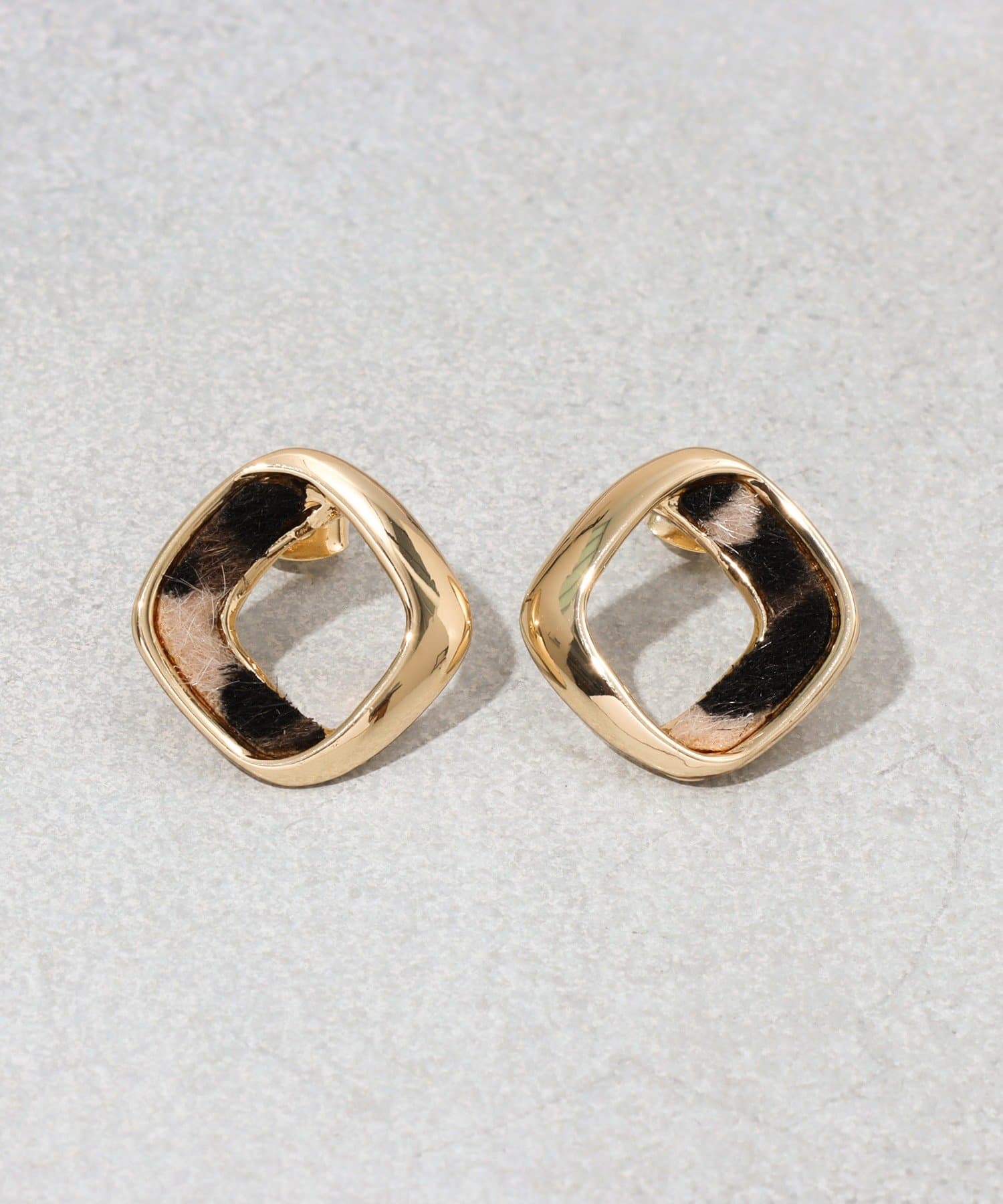 3COINS(スリーコインズ) イビツスクエアピアス