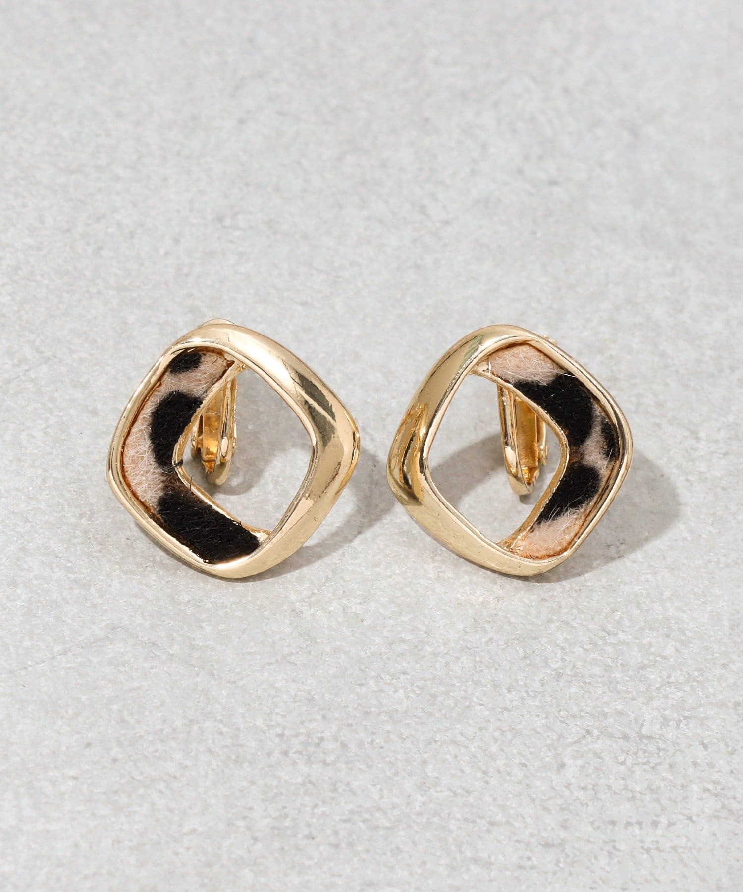 3COINS(スリーコインズ) イビツスクエアイヤリング