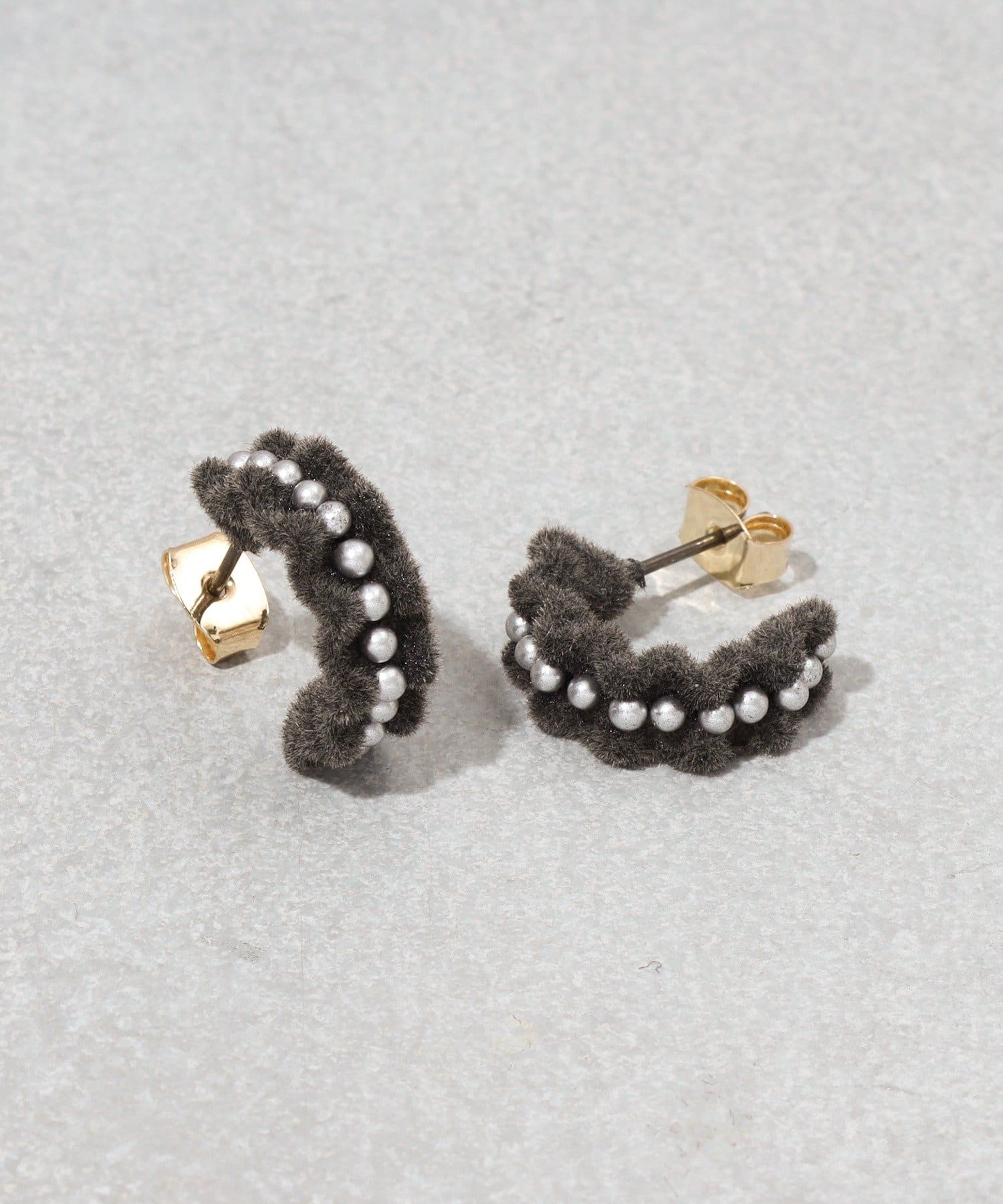 3COINS(スリーコインズ) フロッキーレースカーブピアス