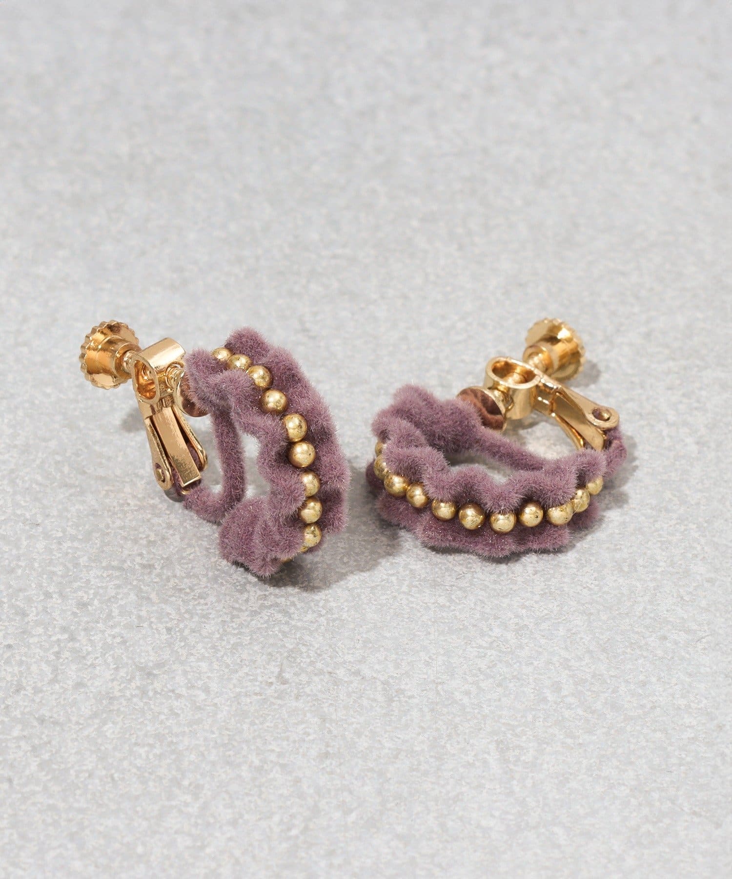 3COINS(スリーコインズ) フロッキーレースカーブイヤリング