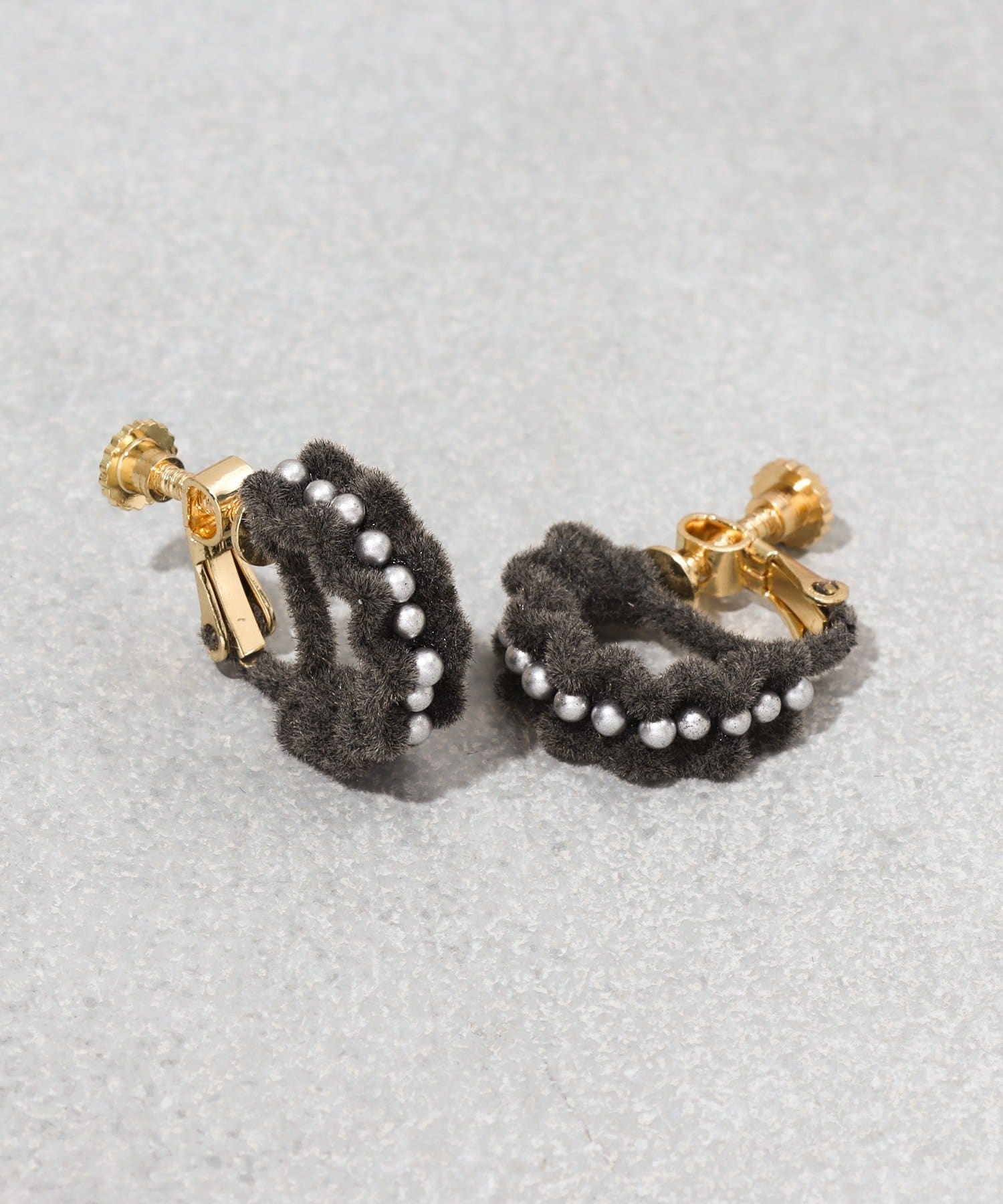 3COINS(スリーコインズ) フロッキーレースカーブイヤリング