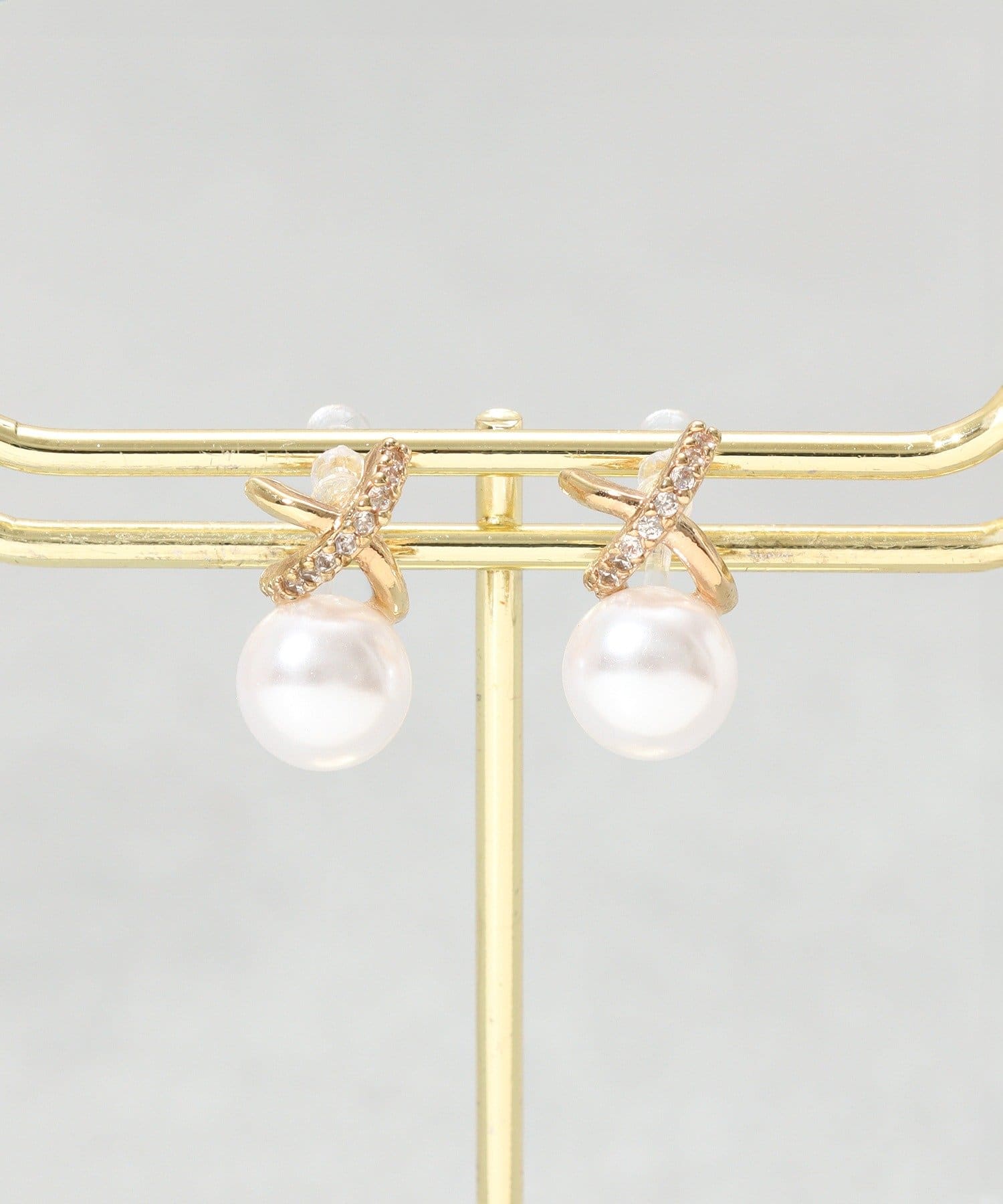 3COINS(スリーコインズ) クロスメタルパール樹脂イヤリング