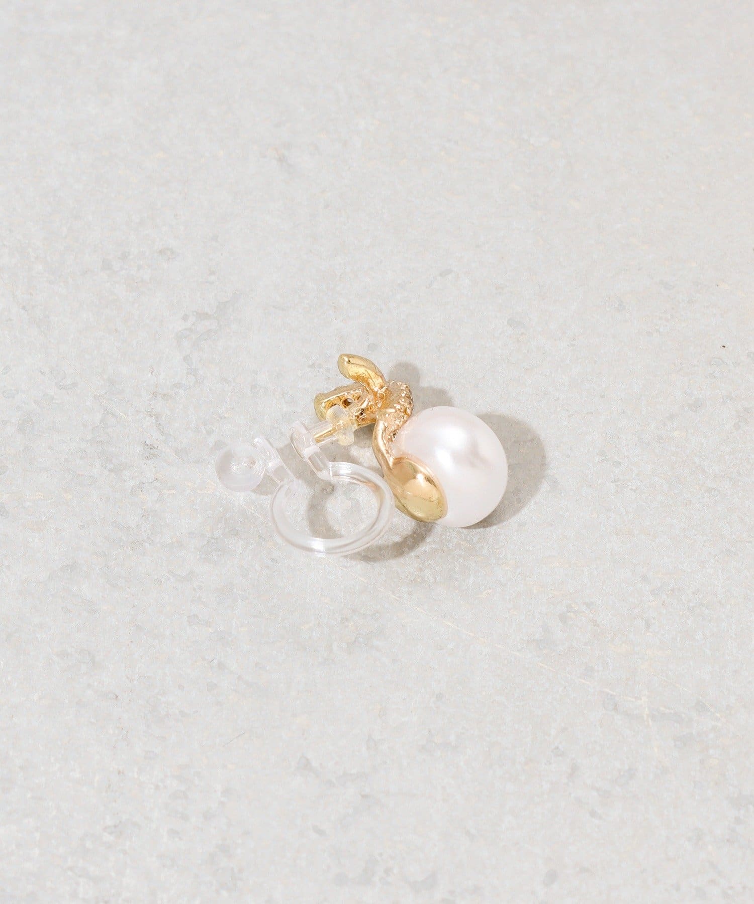 3COINS(スリーコインズ) クロスメタルパール樹脂イヤリング