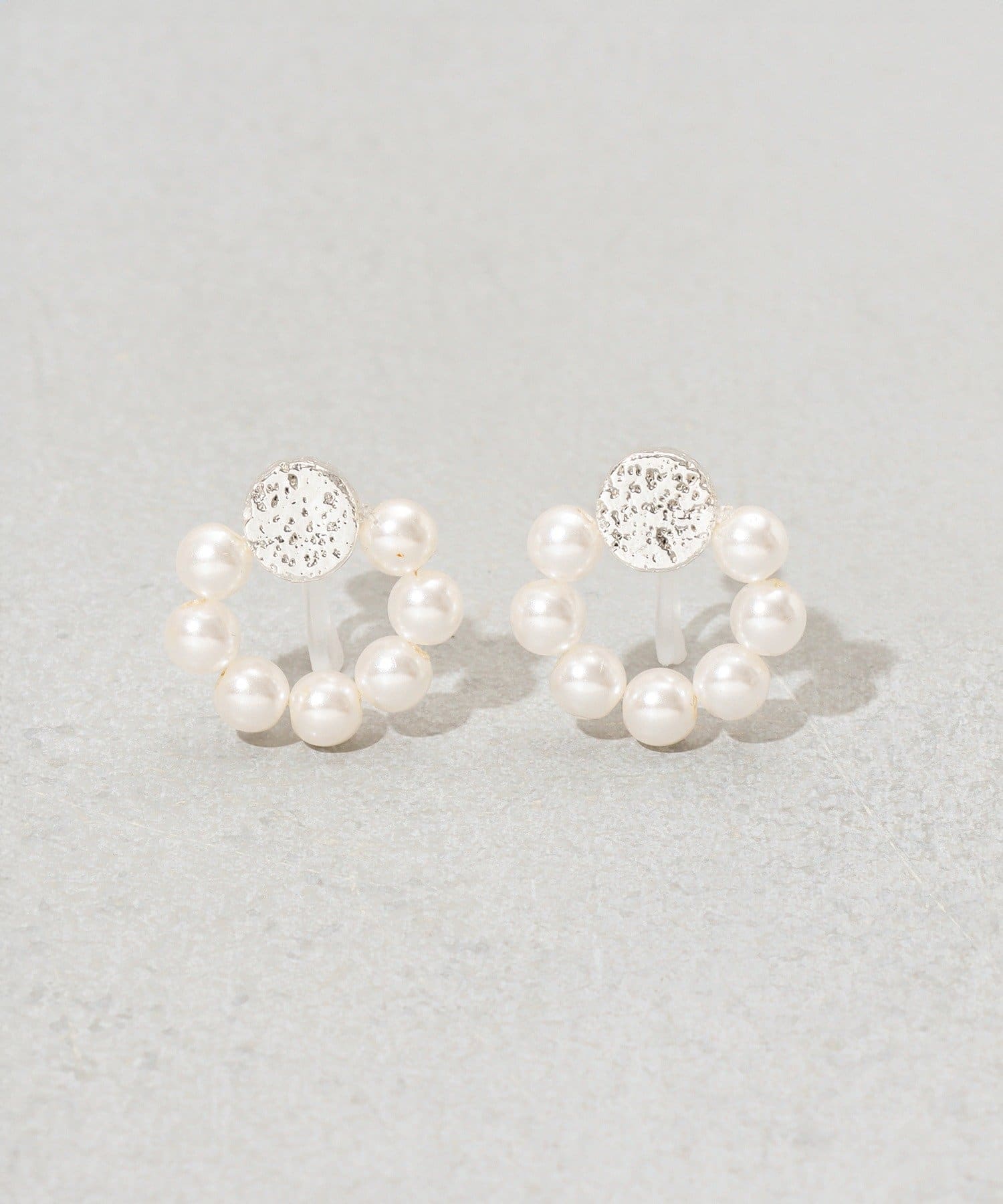 3COINS(スリーコインズ) パールラウンド樹脂イヤリング