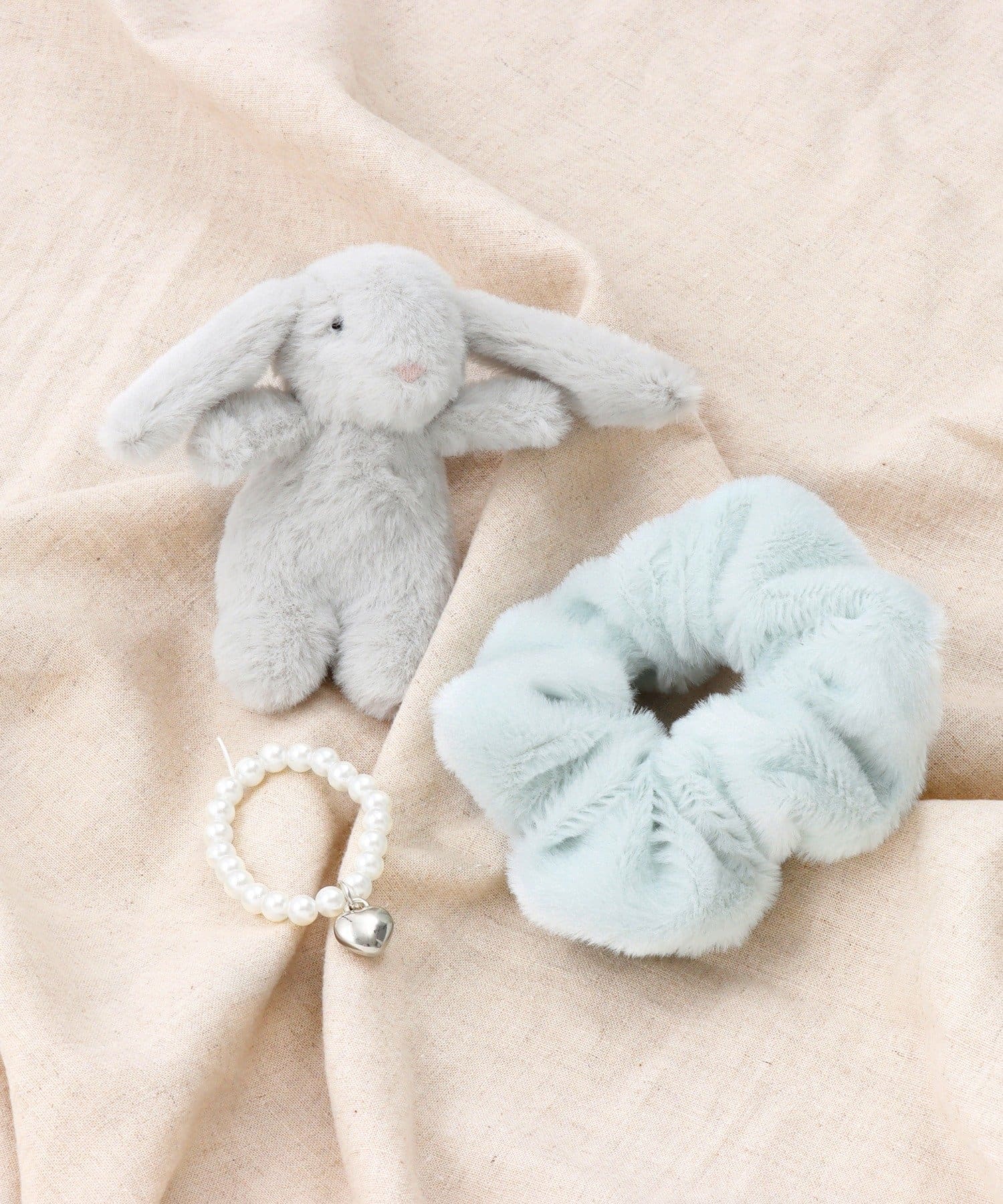 3COINS(スリーコインズ) シュシュ付きうさぎキーホルダー