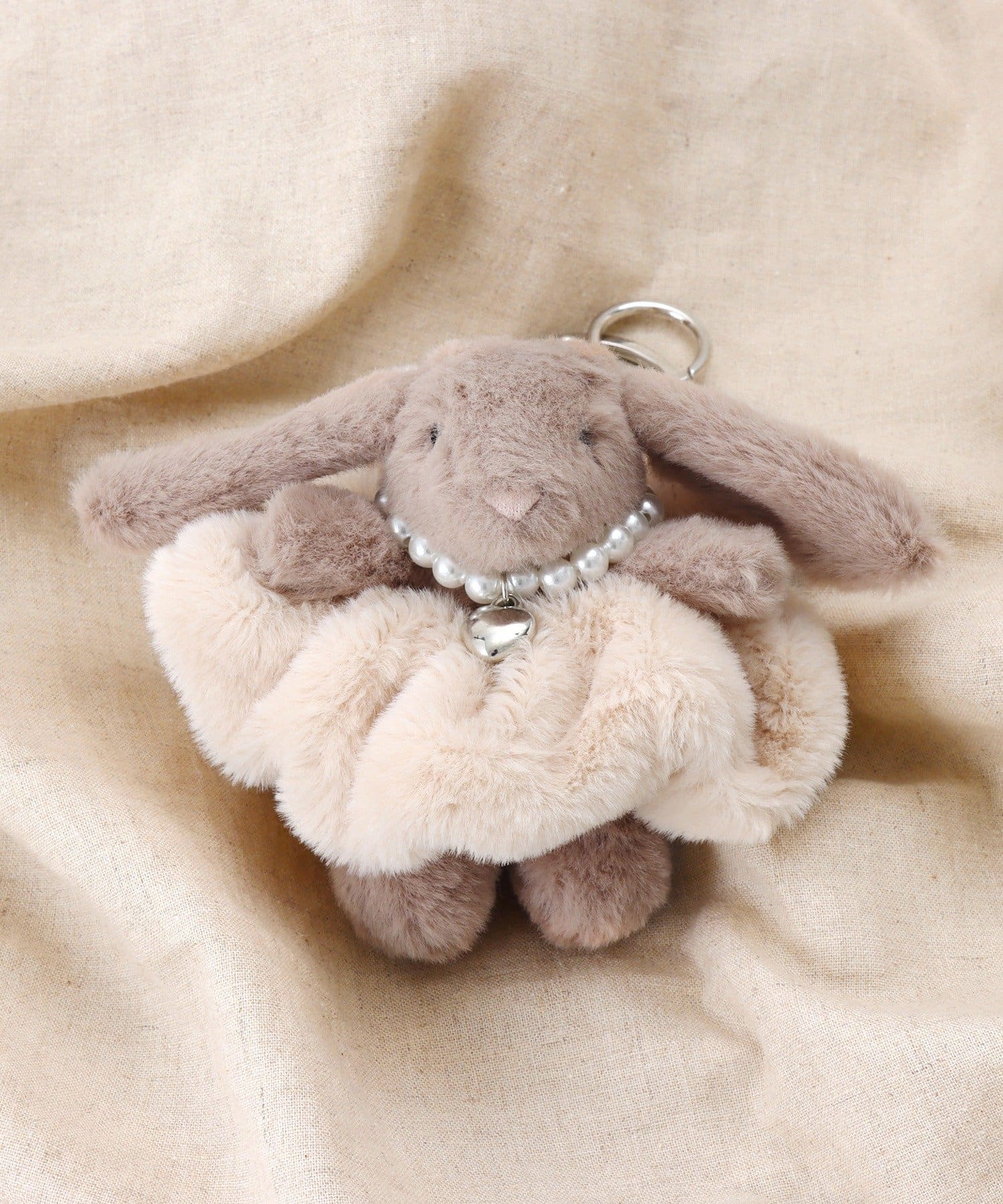 3COINS(スリーコインズ) シュシュ付きうさぎキーホルダー