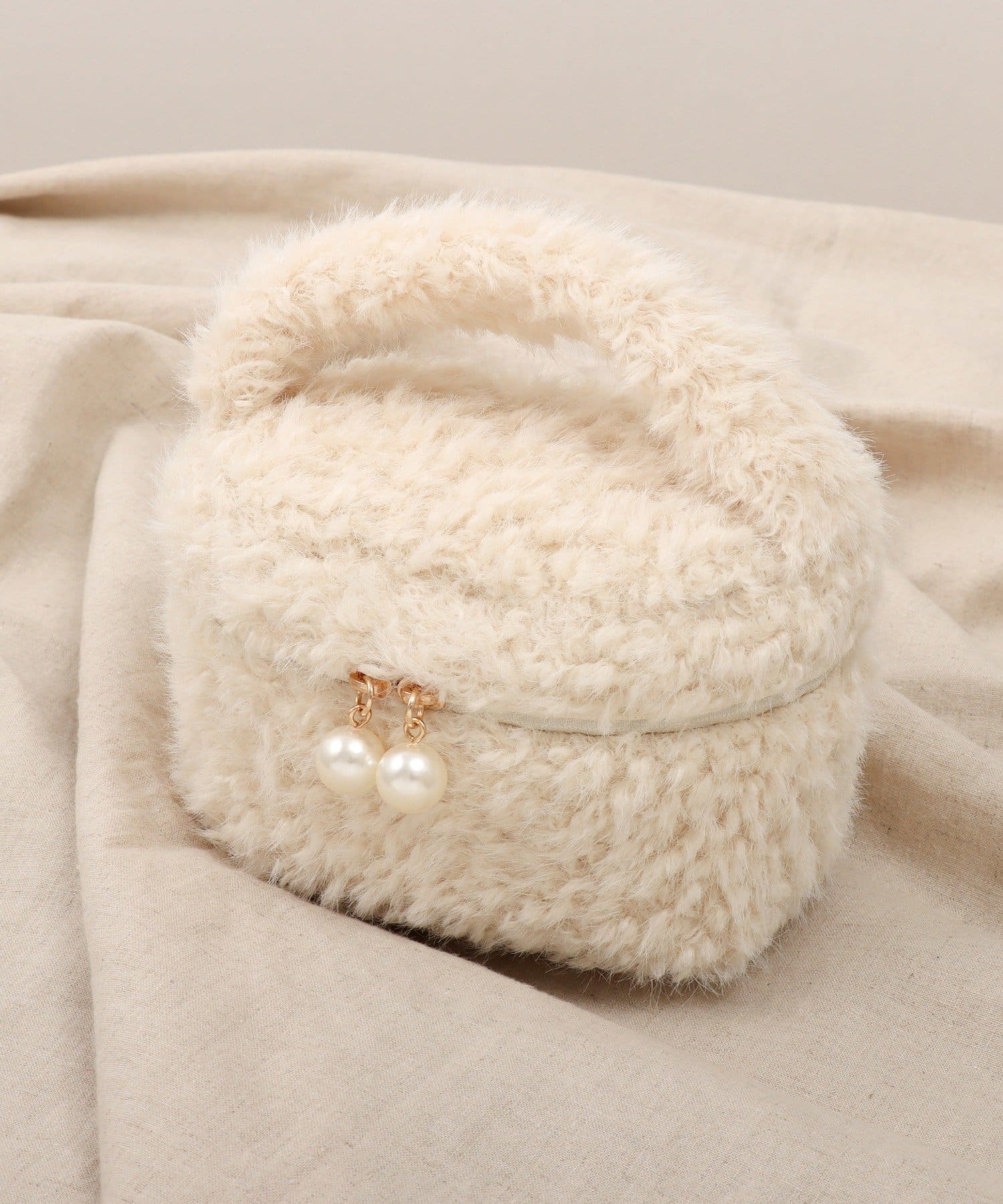 3COINS(スリーコインズ) もこもこハンドルポーチ