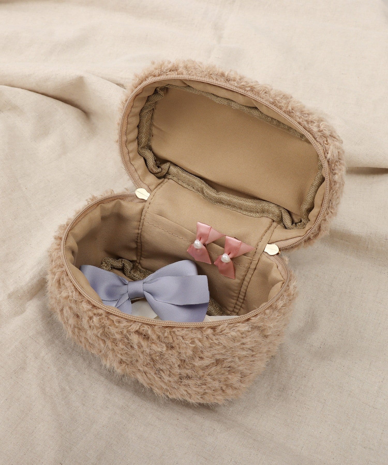 3COINS(スリーコインズ) もこもこハンドルポーチ