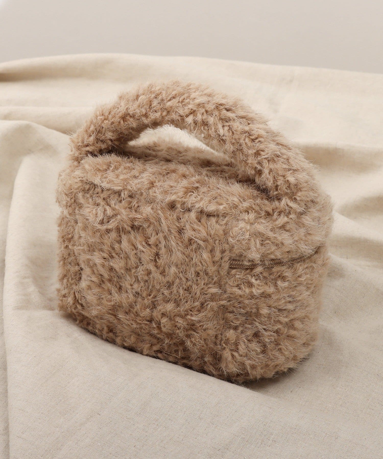 3COINS(スリーコインズ) もこもこハンドルポーチ