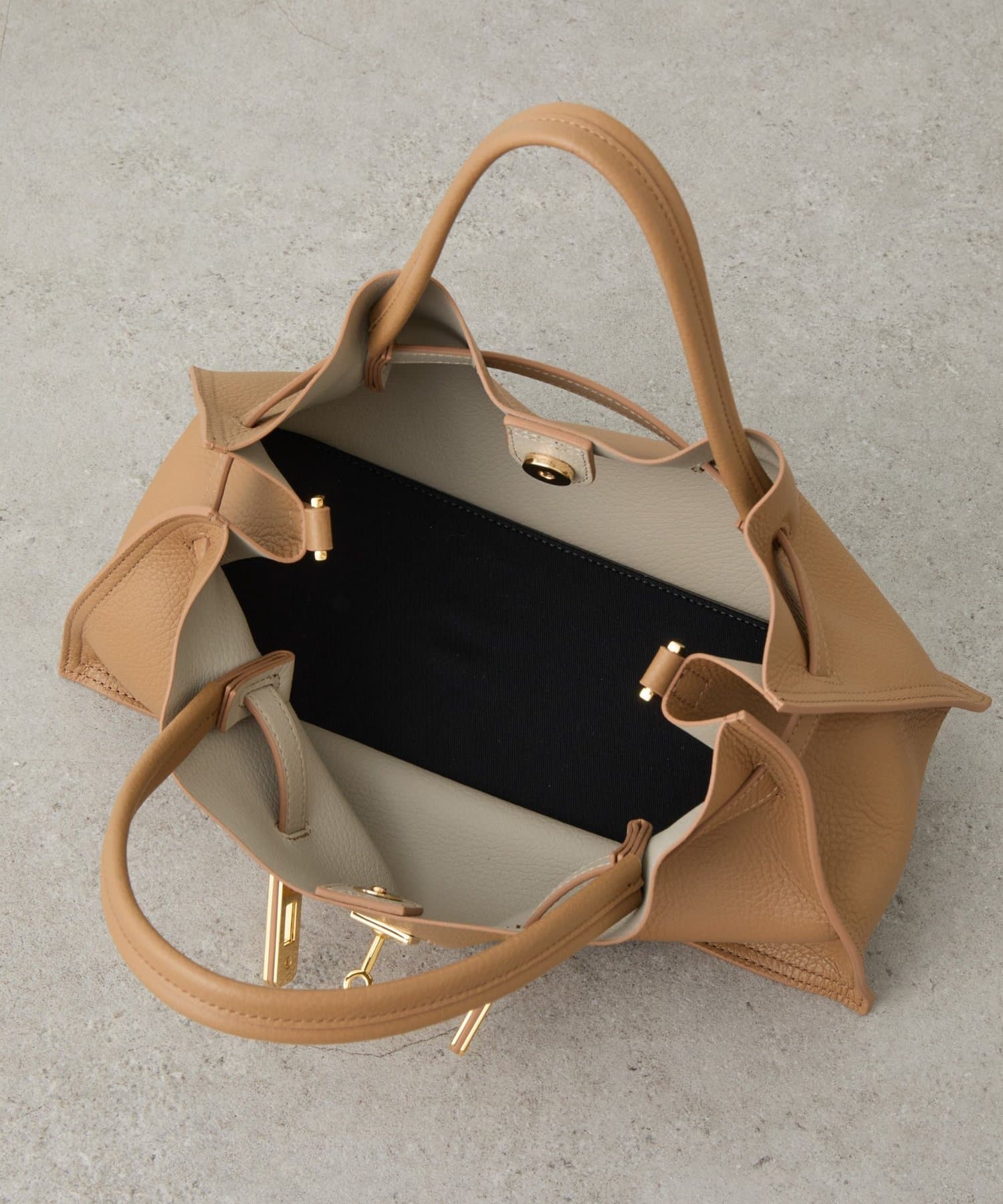 La boutique BonBon(ラブティックボンボン) 【ヴィオラドーロ】イタリアンWフェイス型押しレザーワイドトート